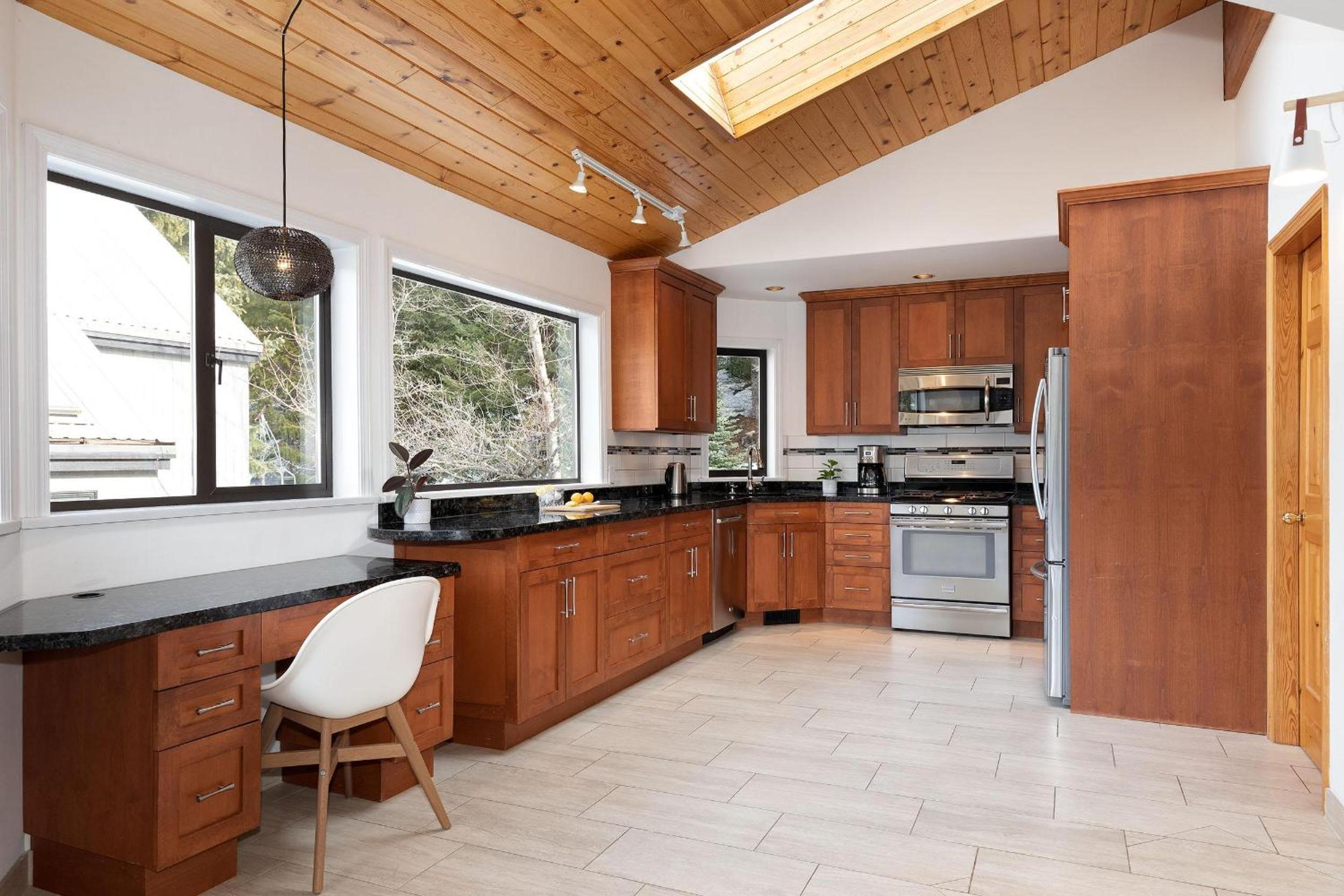 White Gold Chalet - Spacious Family-Friendly Chalet, Hot Tub, Mountain Views, Log Fireplace