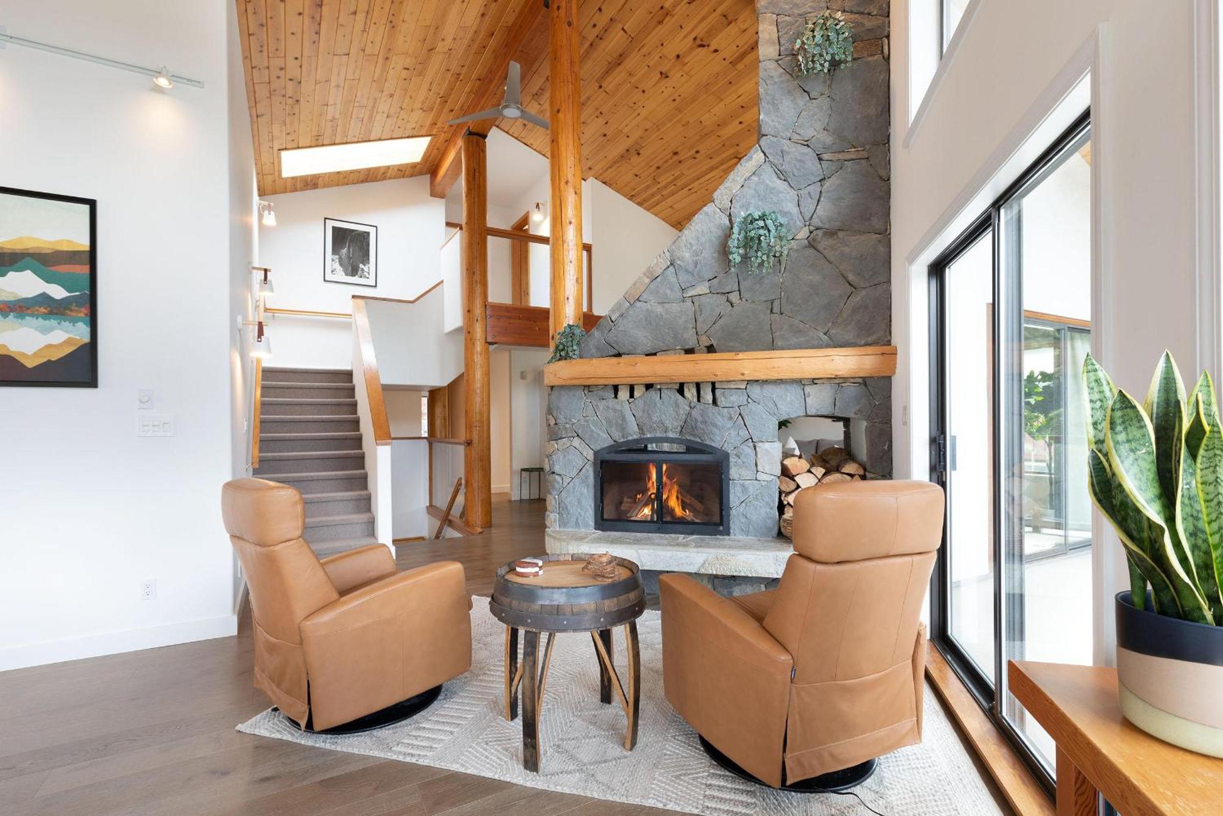 White Gold Chalet - Spacious Family-Friendly Chalet, Hot Tub, Mountain Views, Log Fireplace
