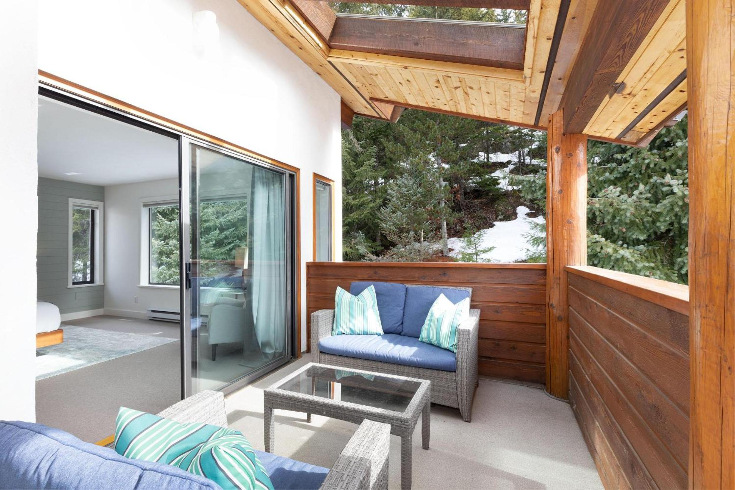 White Gold Chalet - Spacious Family-Friendly Chalet, Hot Tub, Mountain Views, Log Fireplace