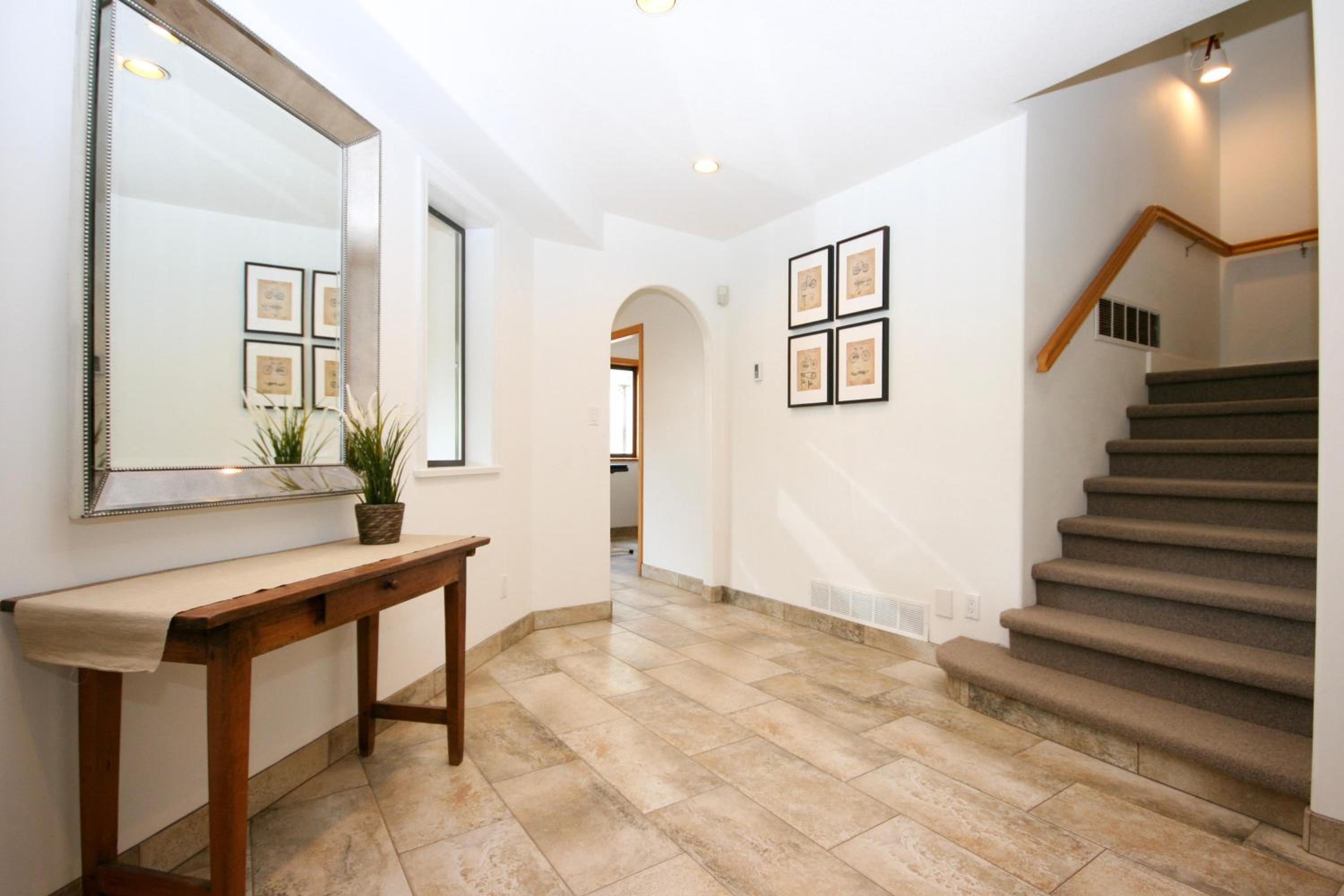 White Gold Chalet - Spacious Family-Friendly Chalet, Hot Tub, Mountain Views, Log Fireplace