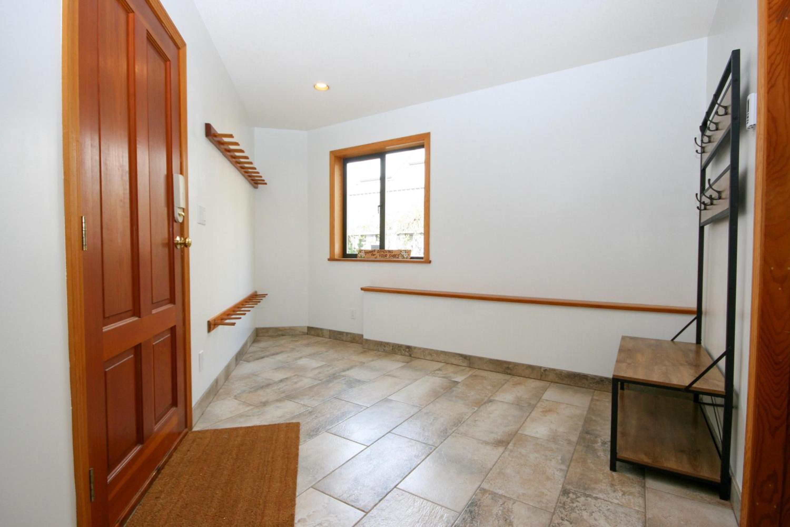 White Gold Chalet - Spacious Family-Friendly Chalet, Hot Tub, Mountain Views, Log Fireplace