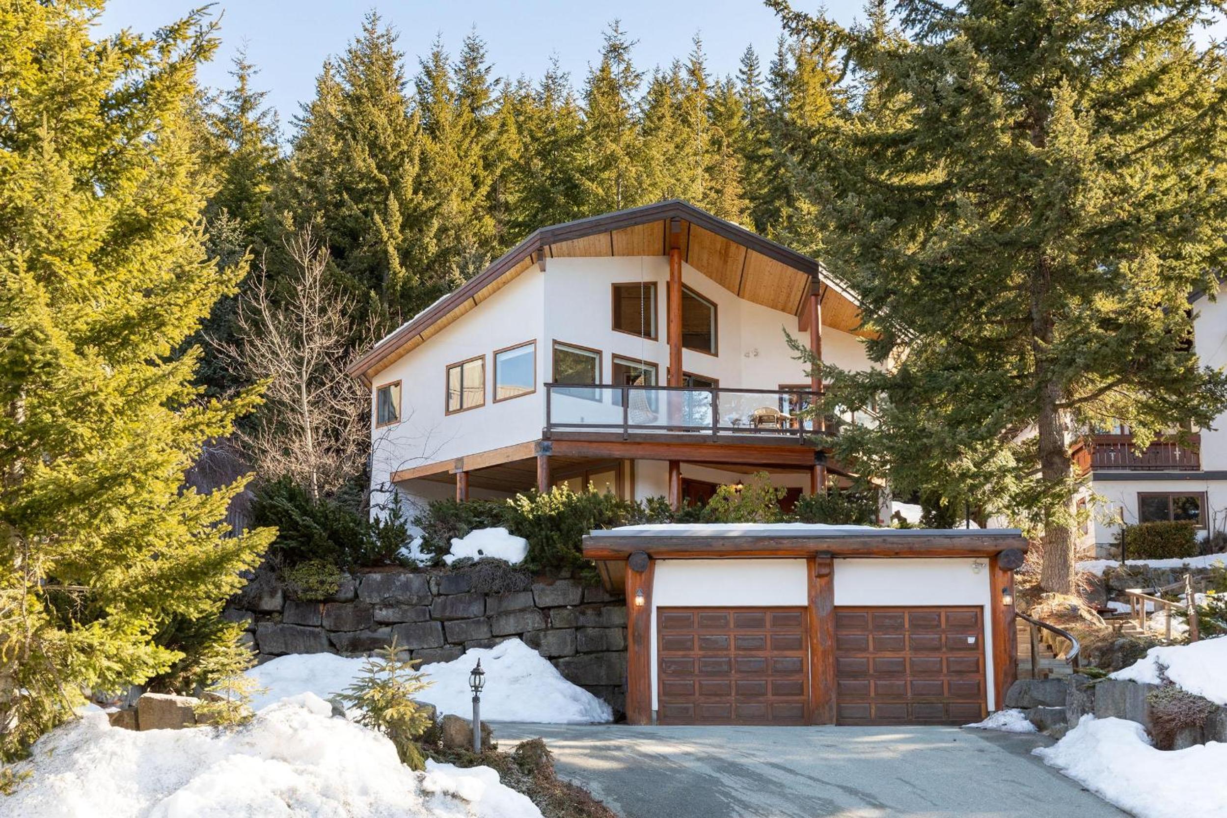 White Gold Chalet - Spacious Family-Friendly Chalet, Hot Tub, Mountain Views, Log Fireplace