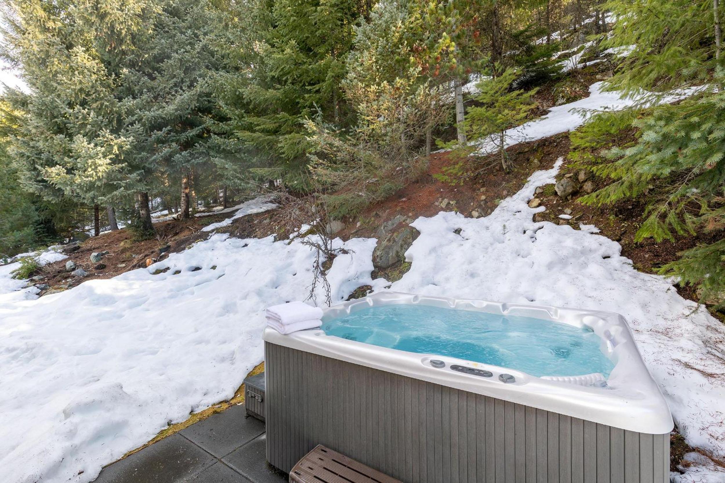 White Gold Chalet - Spacious Family-Friendly Chalet, Hot Tub, Mountain Views, Log Fireplace