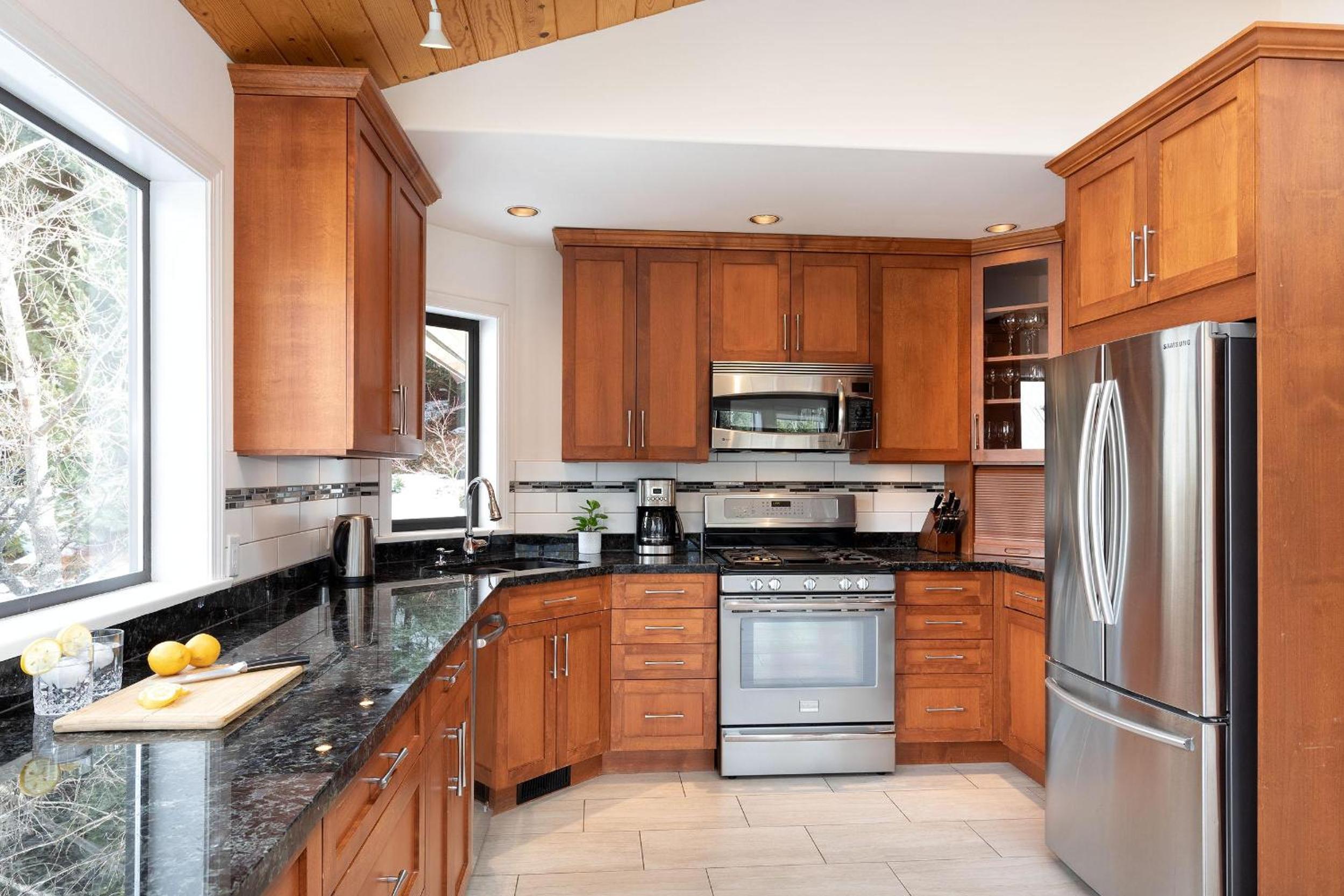 White Gold Chalet - Spacious Family-Friendly Chalet, Hot Tub, Mountain Views, Log Fireplace