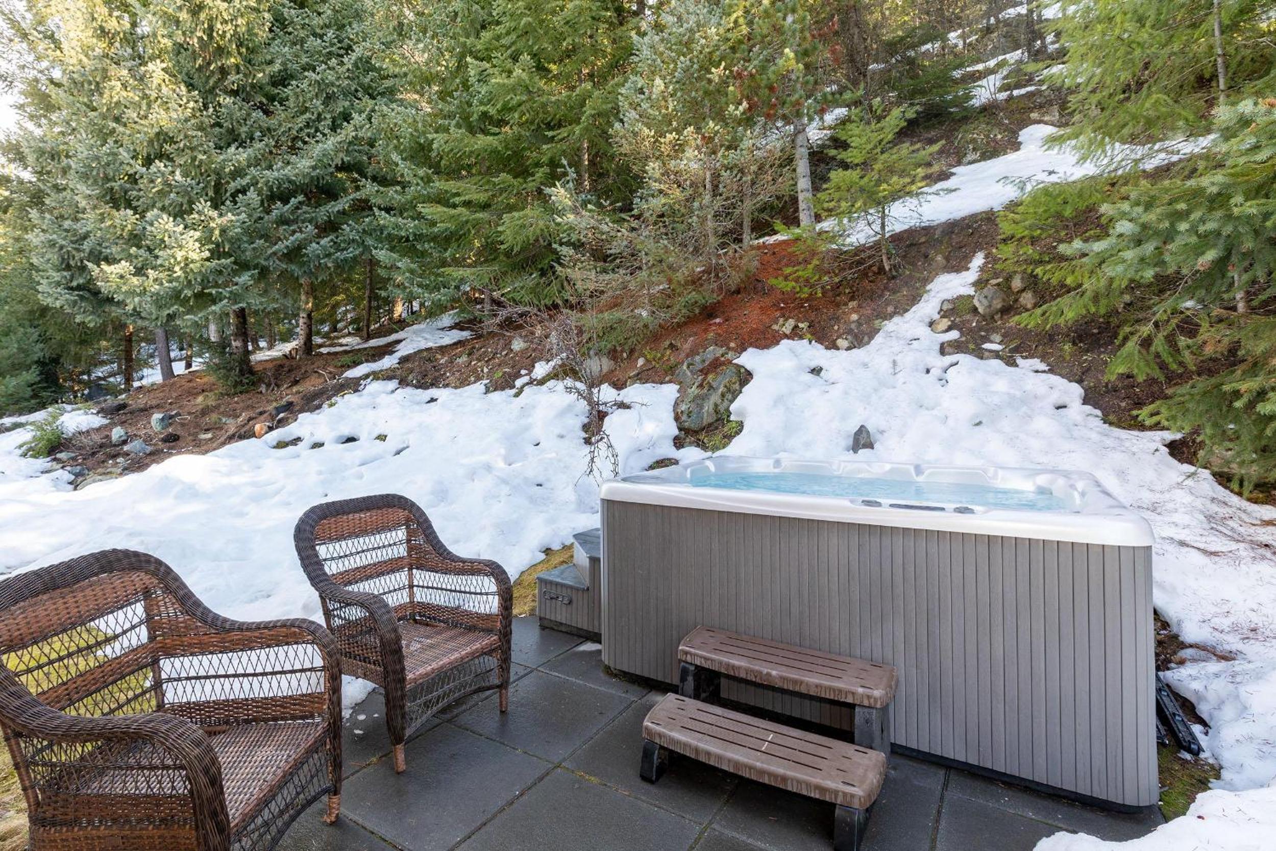 White Gold Chalet - Spacious Family-Friendly Chalet, Hot Tub, Mountain Views, Log Fireplace