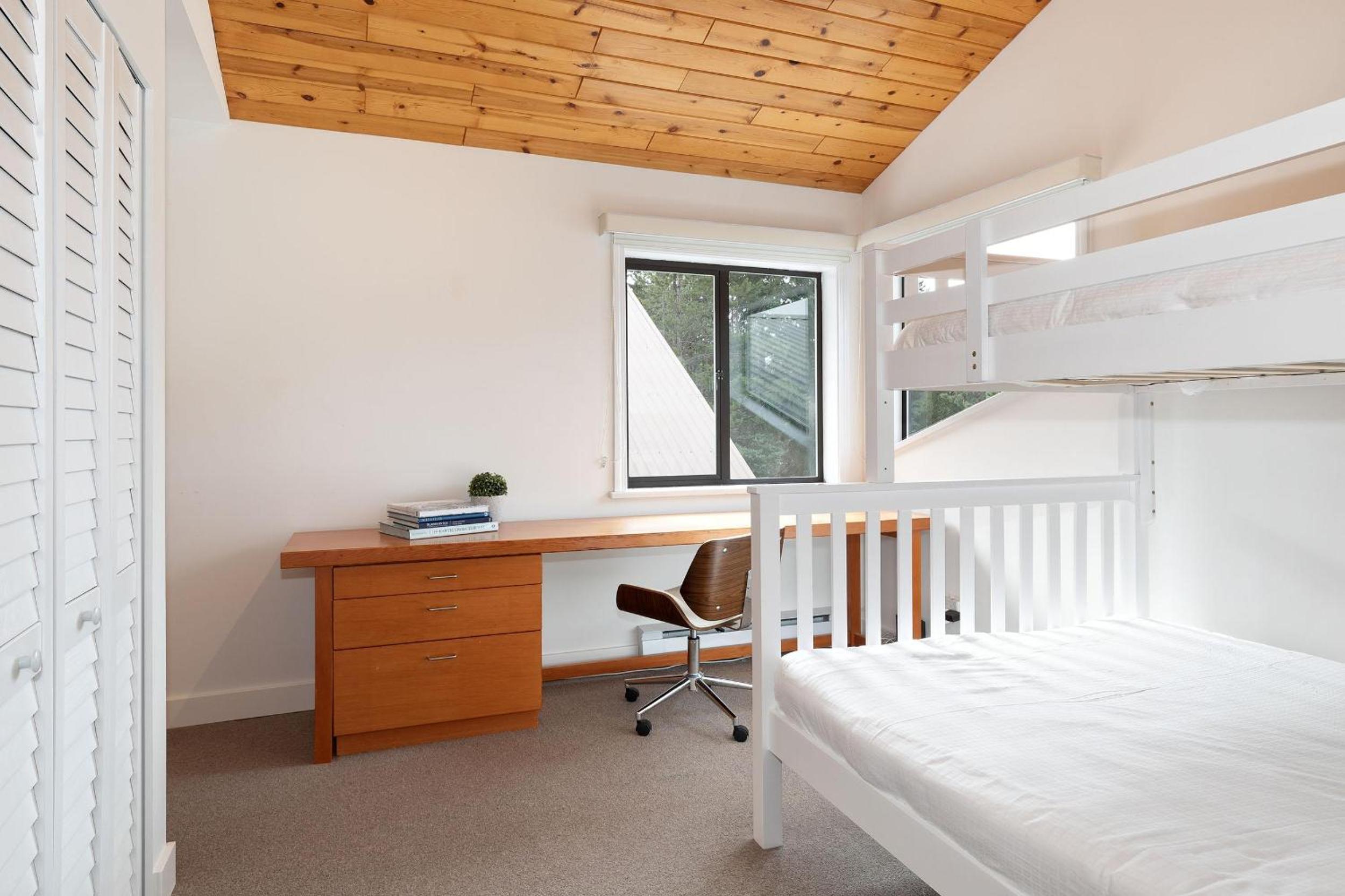 White Gold Chalet - Spacious Family-Friendly Chalet, Hot Tub, Mountain Views, Log Fireplace