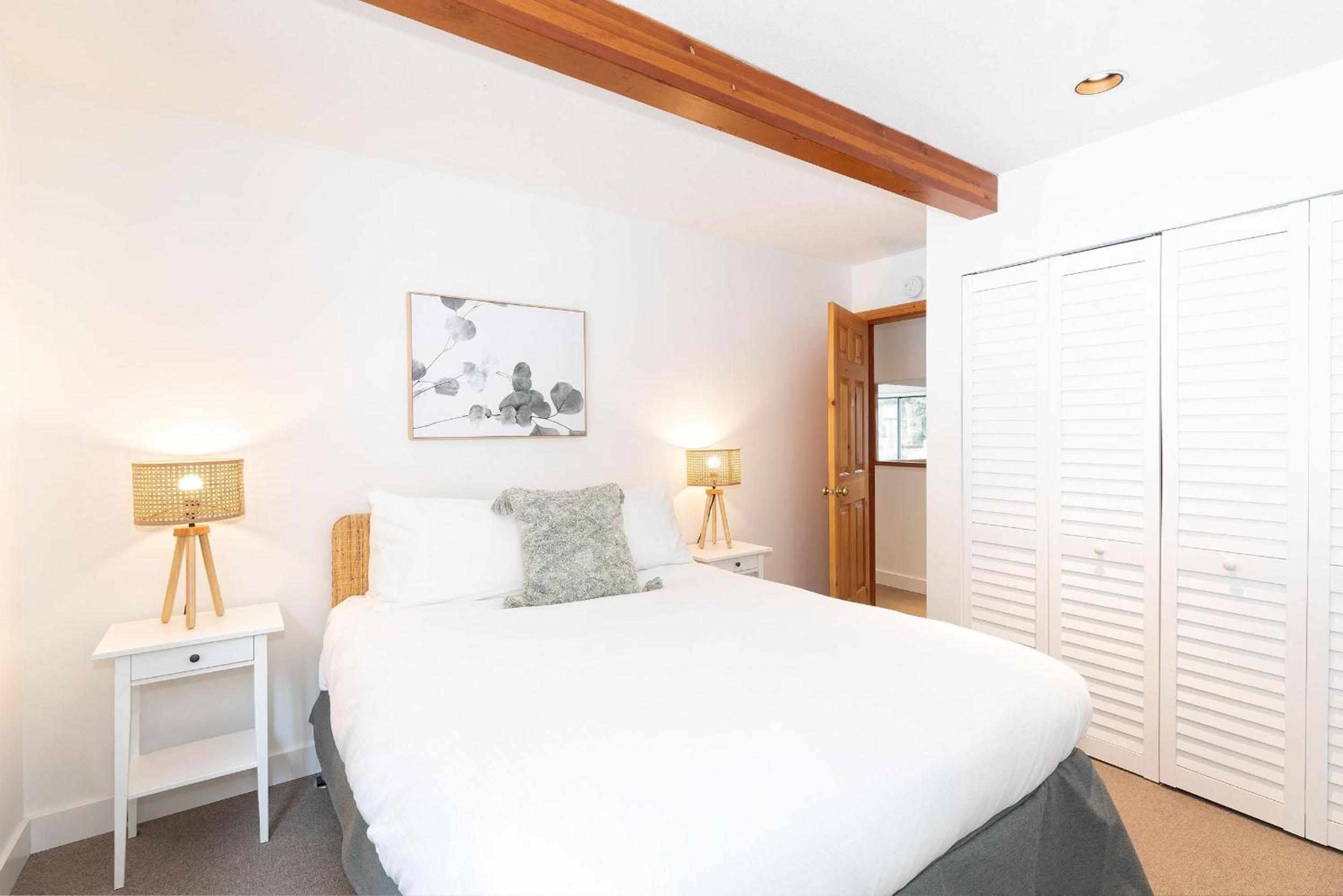 White Gold Chalet - Spacious Family-Friendly Chalet, Hot Tub, Mountain Views, Log Fireplace