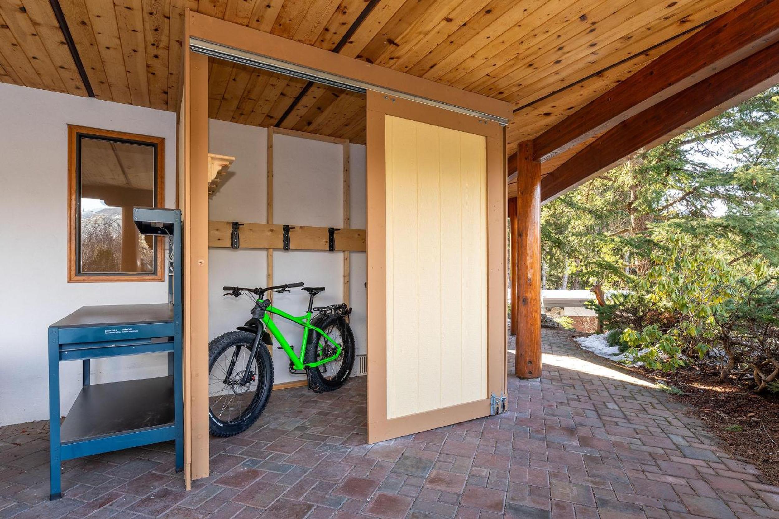 White Gold Chalet - Spacious Family-Friendly Chalet, Hot Tub, Mountain Views, Log Fireplace
