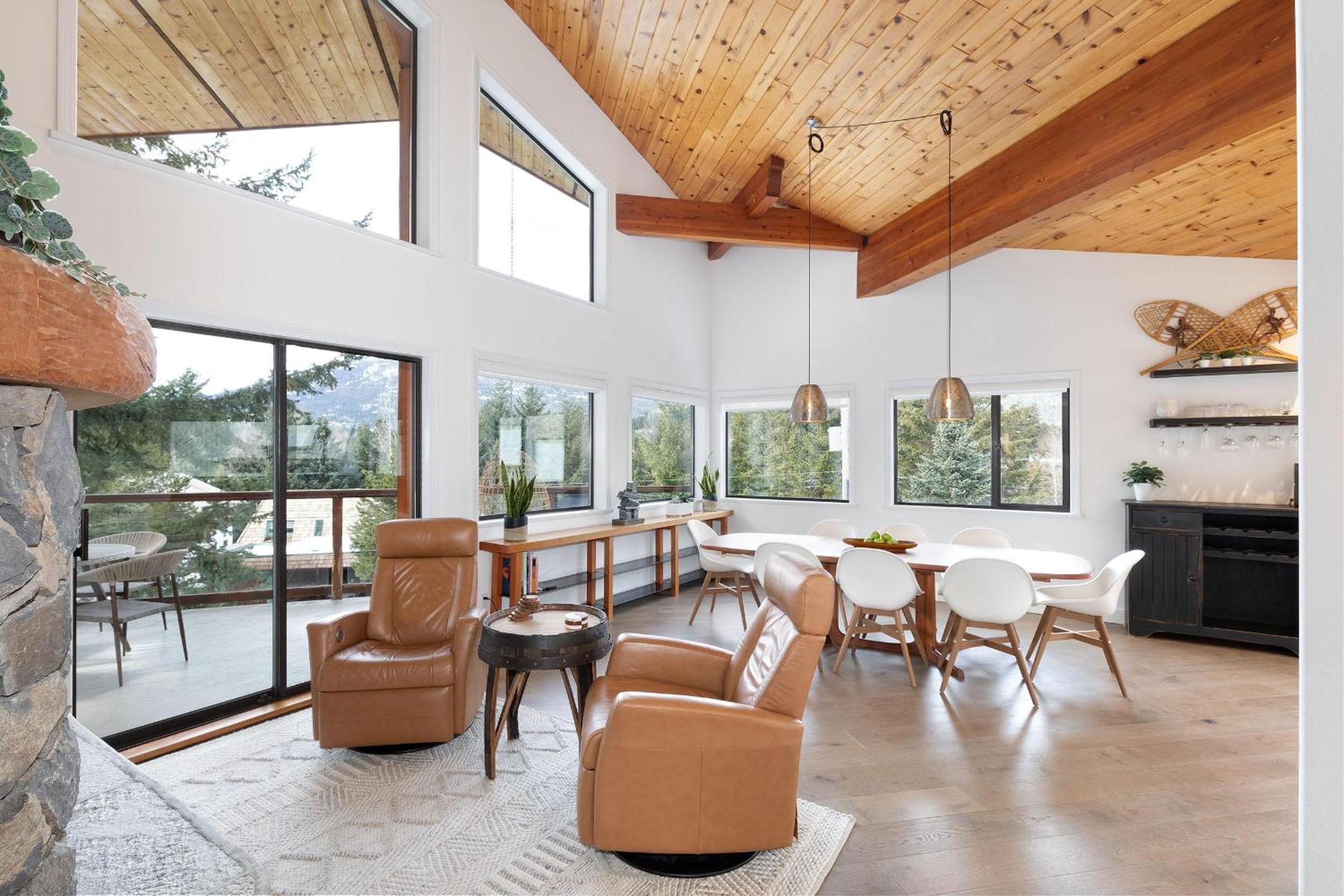 White Gold Chalet - Spacious Family-Friendly Chalet, Hot Tub, Mountain Views, Log Fireplace