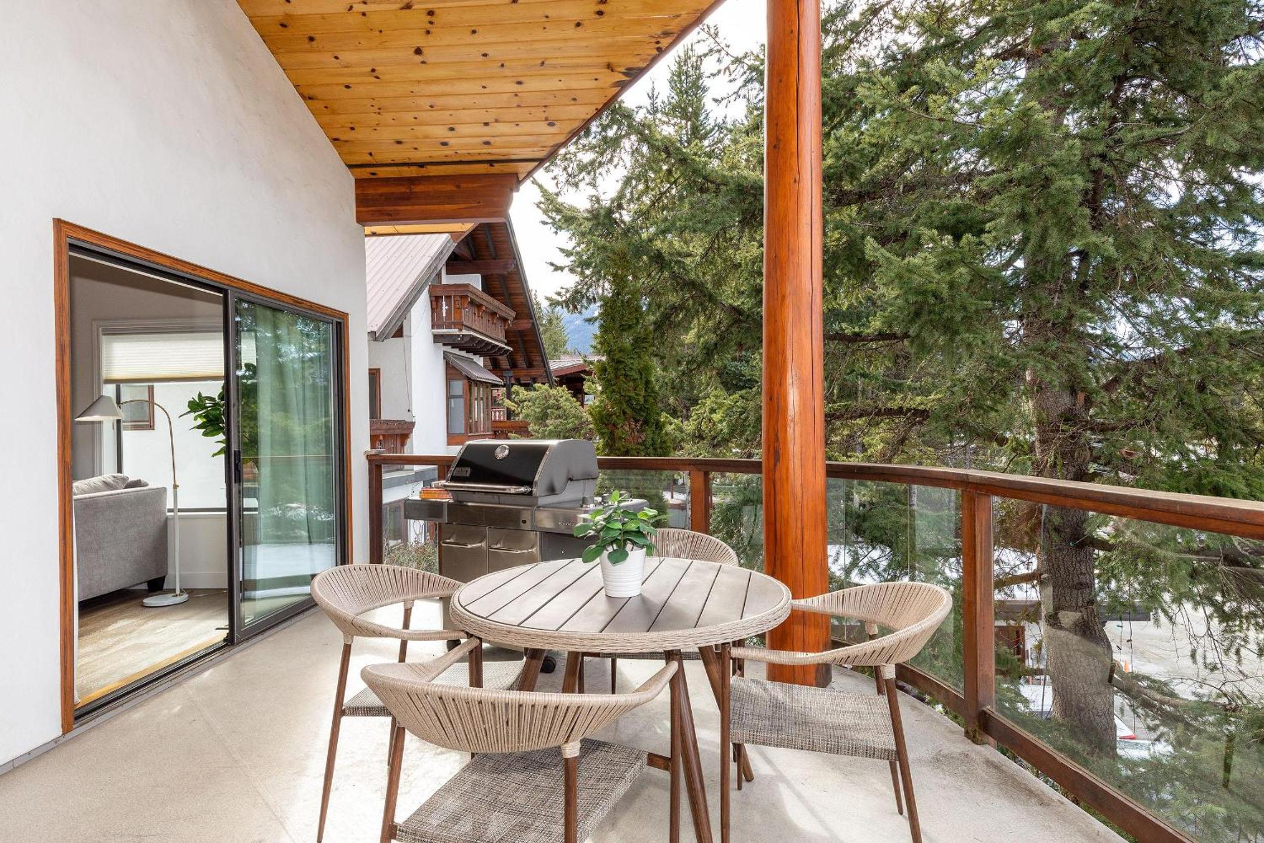 White Gold Chalet - Spacious Family-Friendly Chalet, Hot Tub, Mountain Views, Log Fireplace