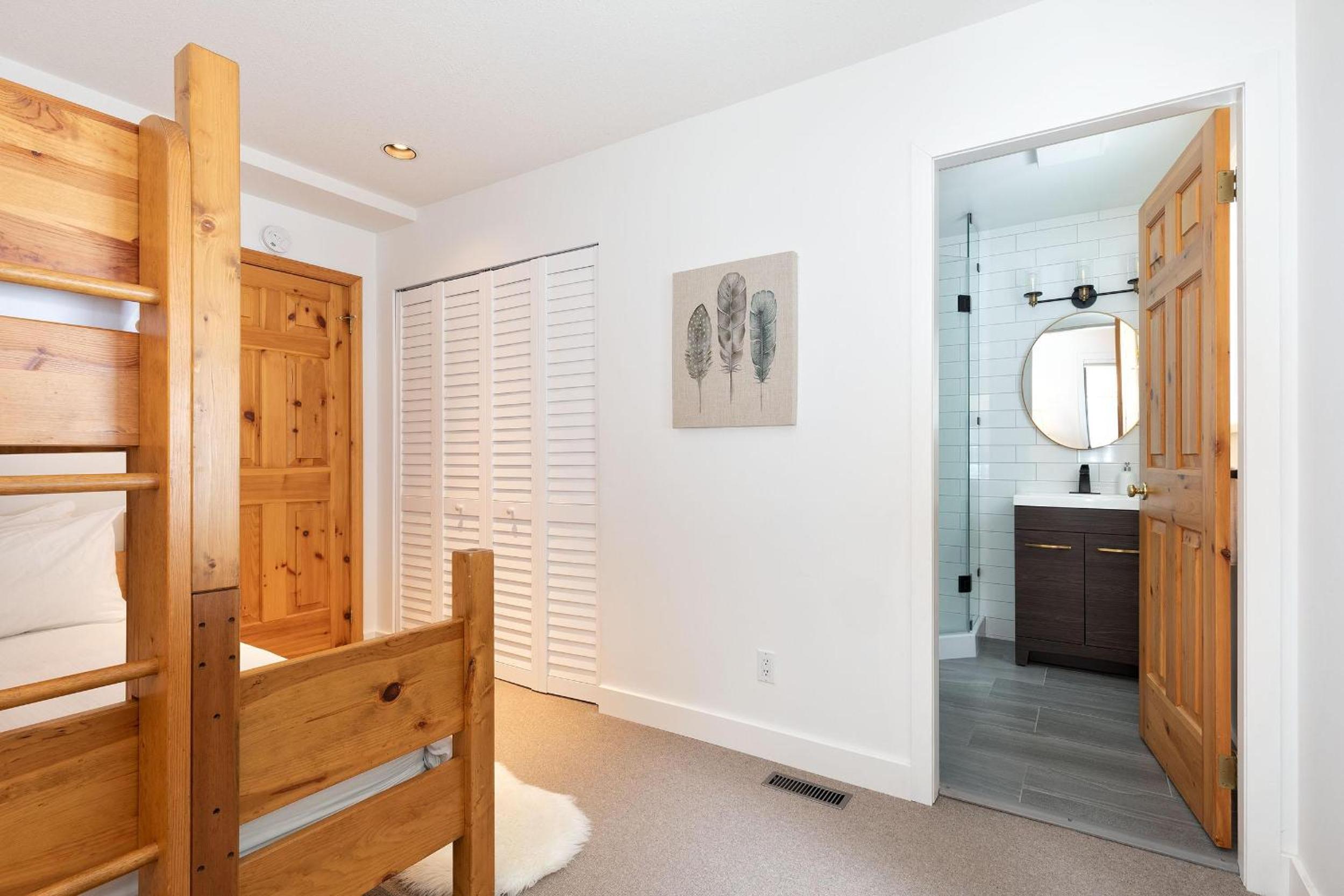 White Gold Chalet - Spacious Family-Friendly Chalet, Hot Tub, Mountain Views, Log Fireplace