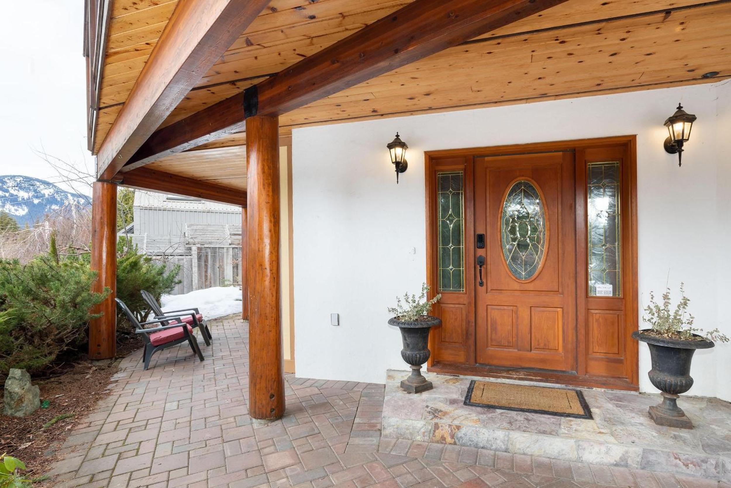 White Gold Chalet - Spacious Family-Friendly Chalet, Hot Tub, Mountain Views, Log Fireplace