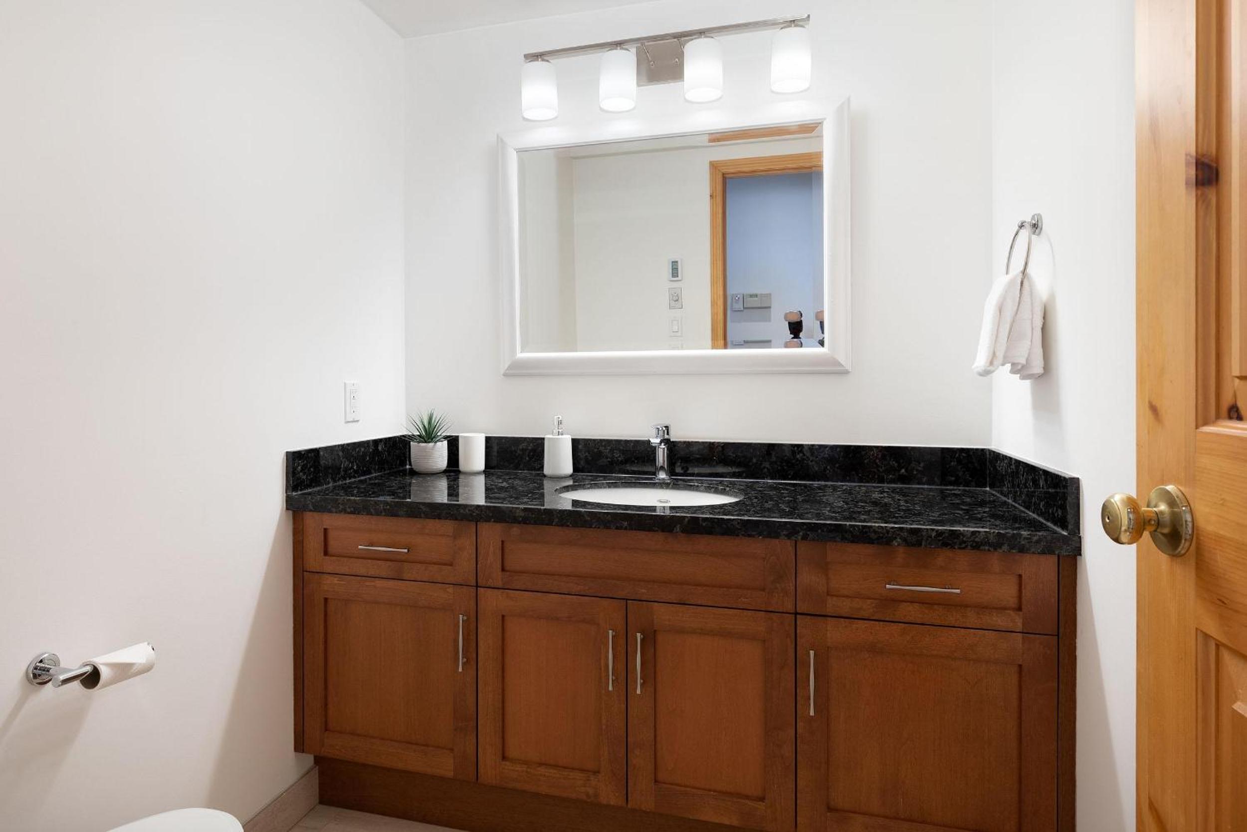 White Gold Chalet - Spacious Family-Friendly Chalet, Hot Tub, Mountain Views, Log Fireplace
