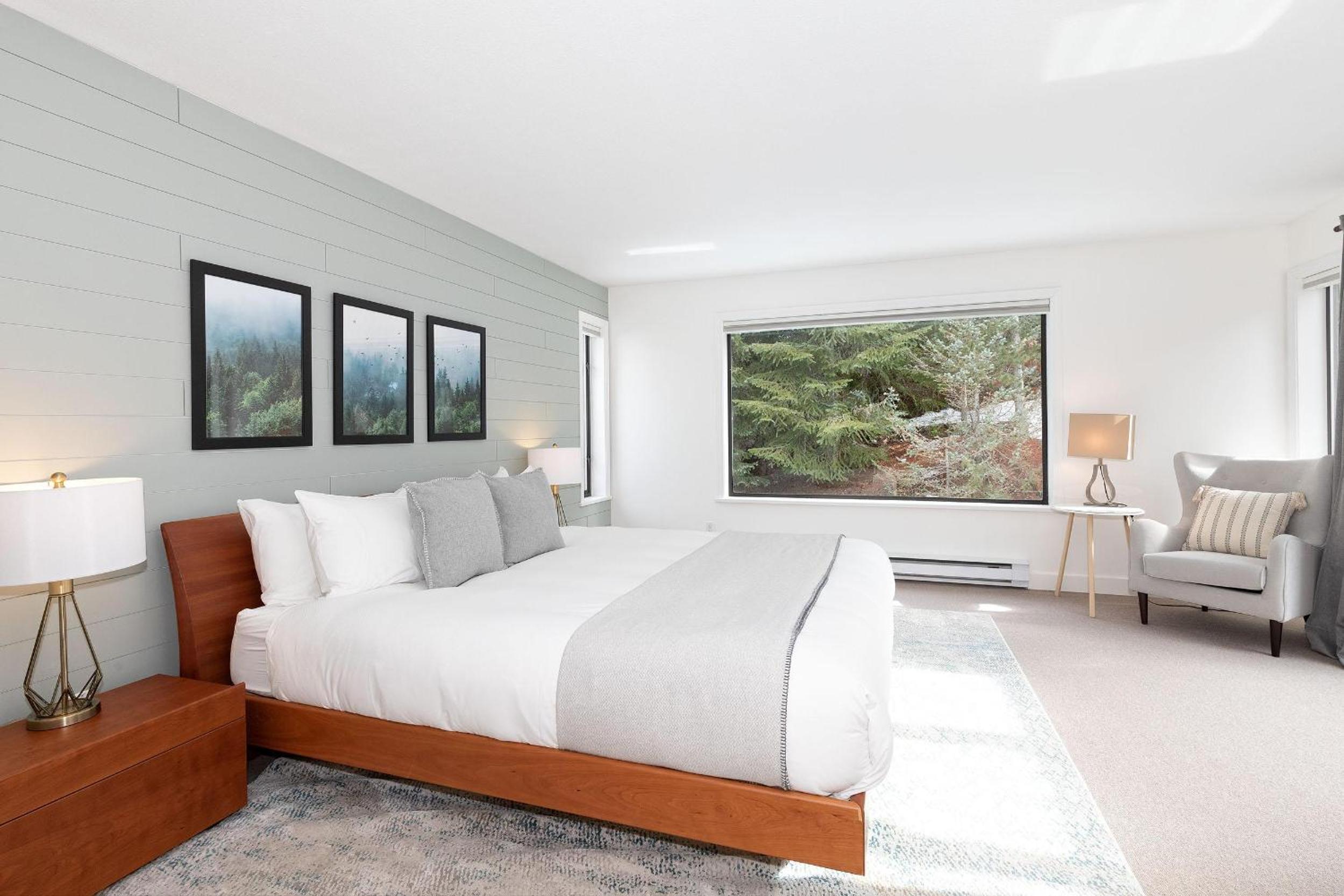 White Gold Chalet - Spacious Family-Friendly Chalet, Hot Tub, Mountain Views, Log Fireplace