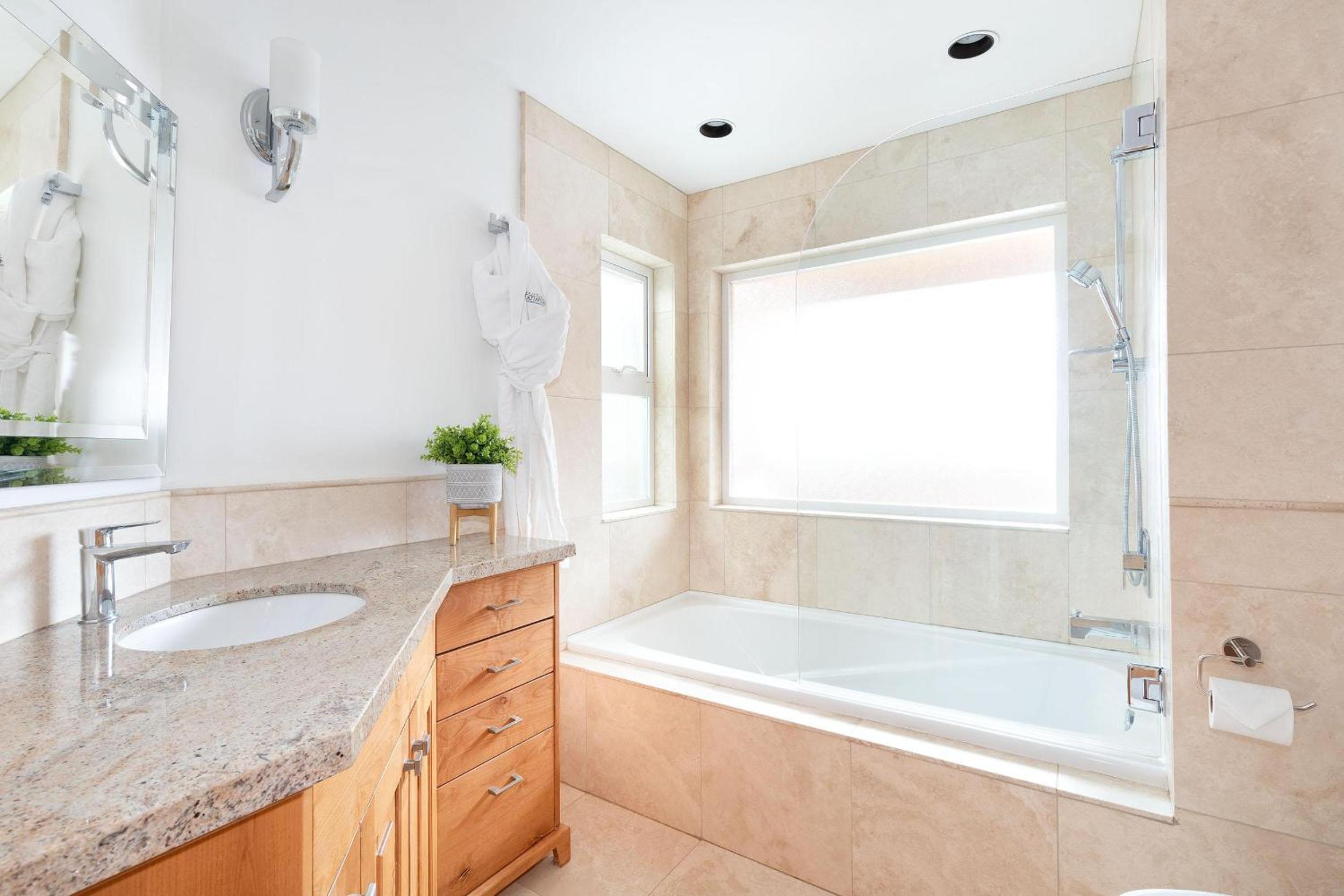 White Gold Chalet - Spacious Family-Friendly Chalet, Hot Tub, Mountain Views, Log Fireplace