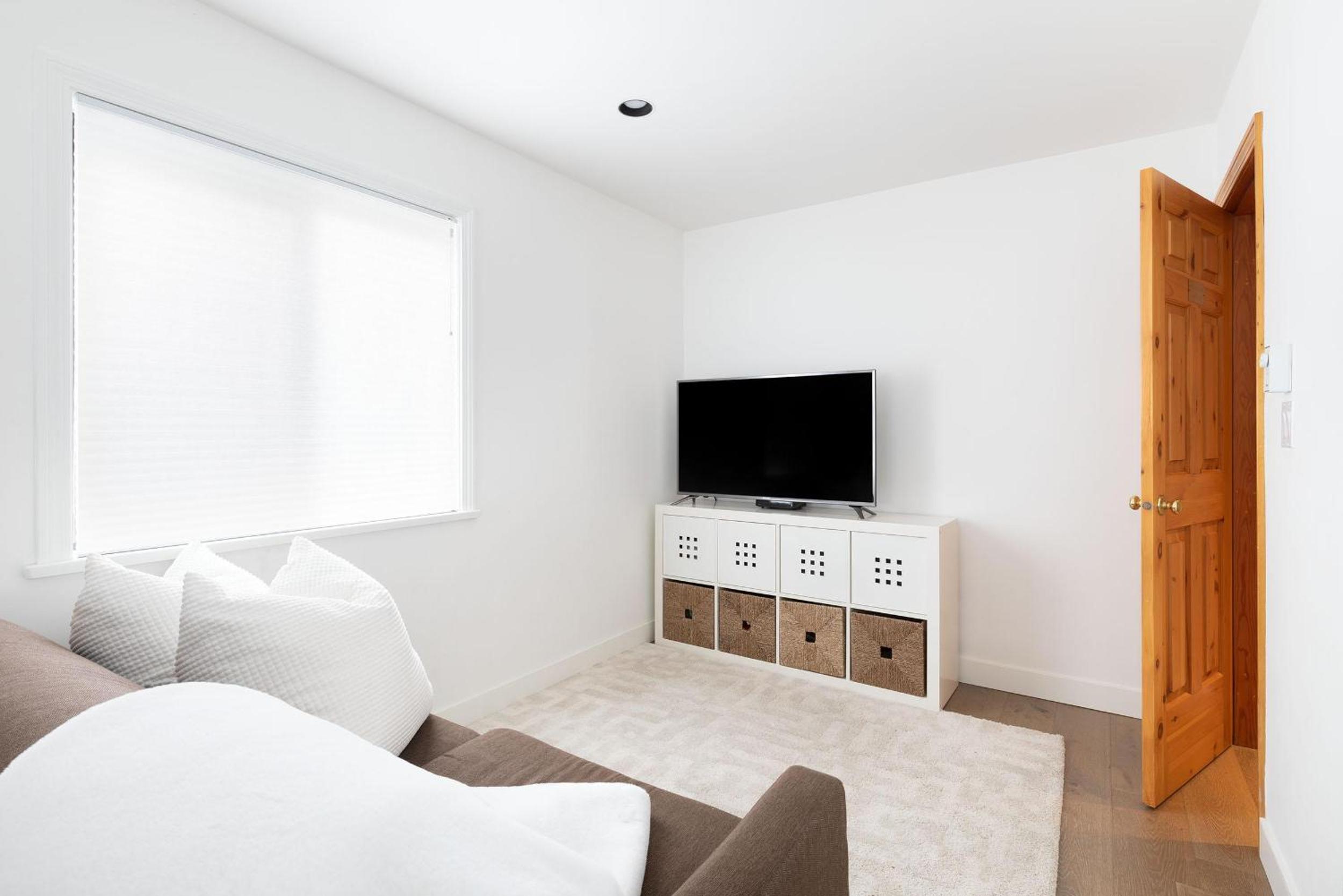 White Gold Chalet - Spacious Family-Friendly Chalet, Hot Tub, Mountain Views, Log Fireplace