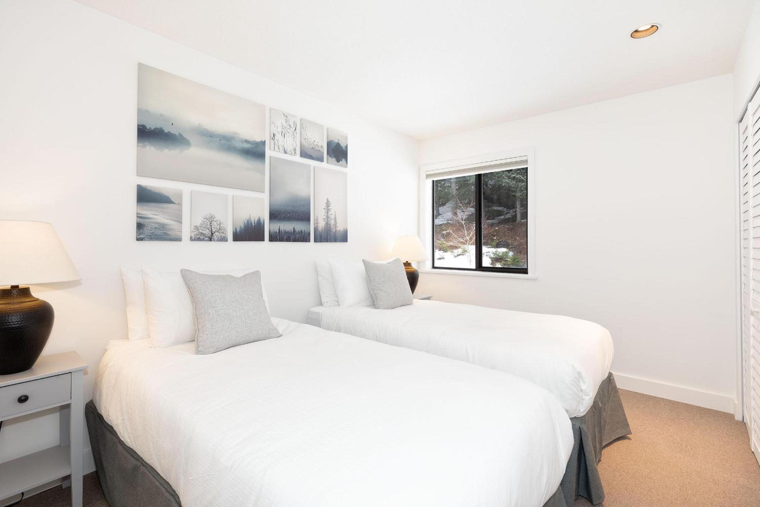 White Gold Chalet - Spacious Family-Friendly Chalet, Hot Tub, Mountain Views, Log Fireplace