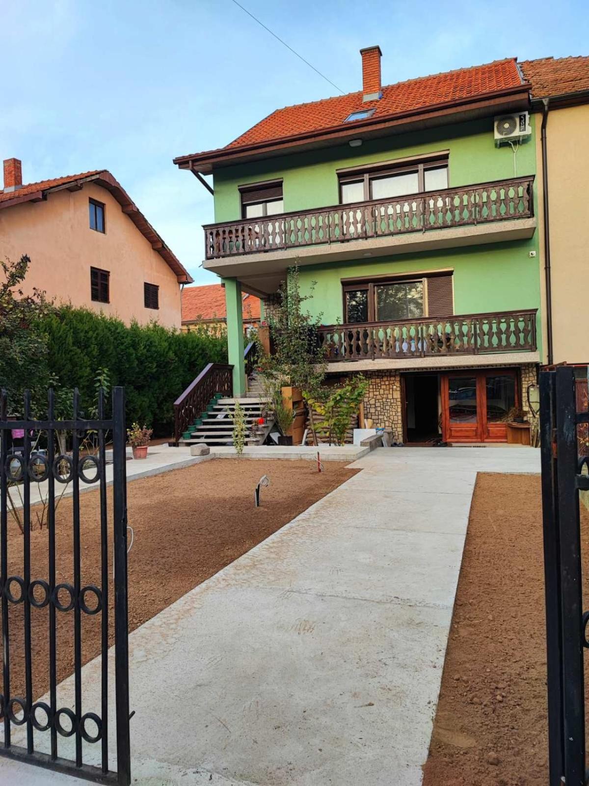 Apartmani Varos & Restaurant