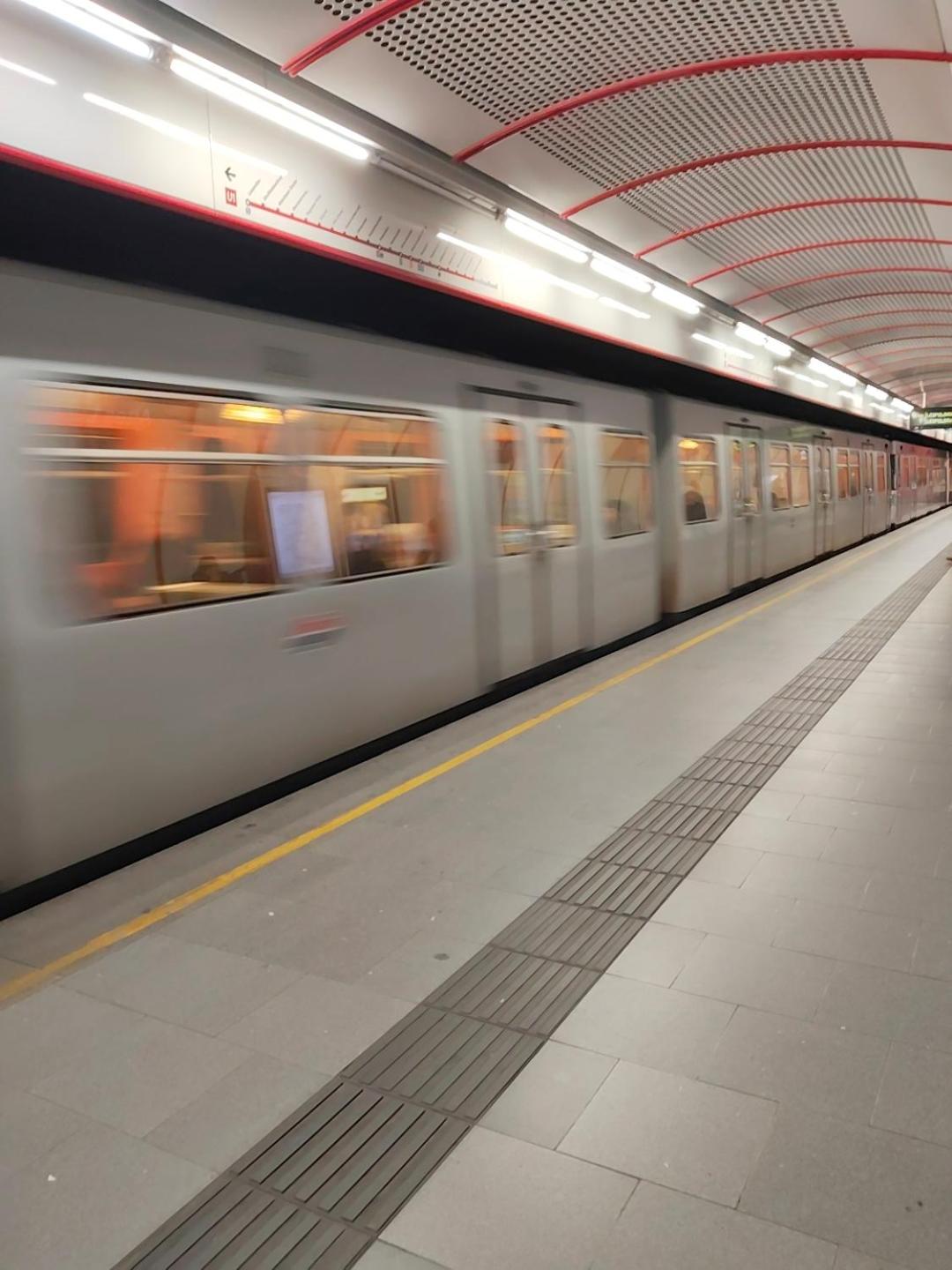 FAVORIT-ROOMS , direkt Metro connection U1 to Centralstation , City-Center and Airport
