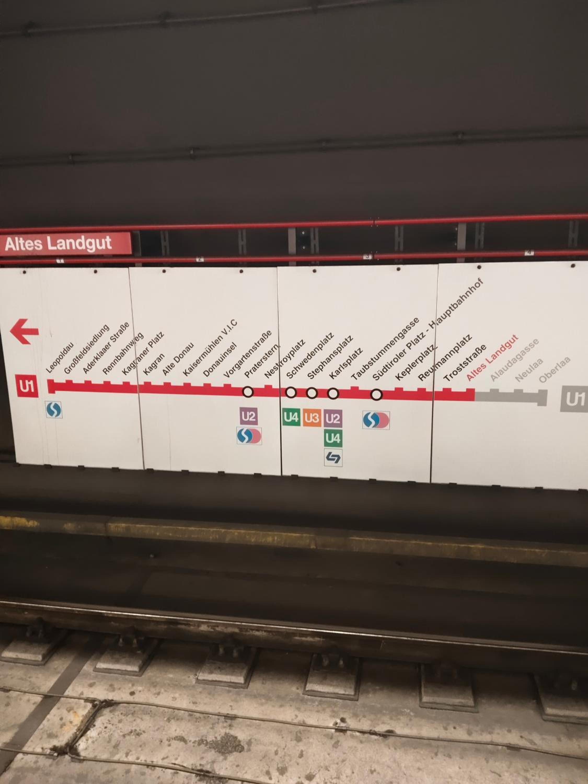 FAVORIT-ROOMS , direkt Metro connection U1 to Centralstation , City-Center and Airport