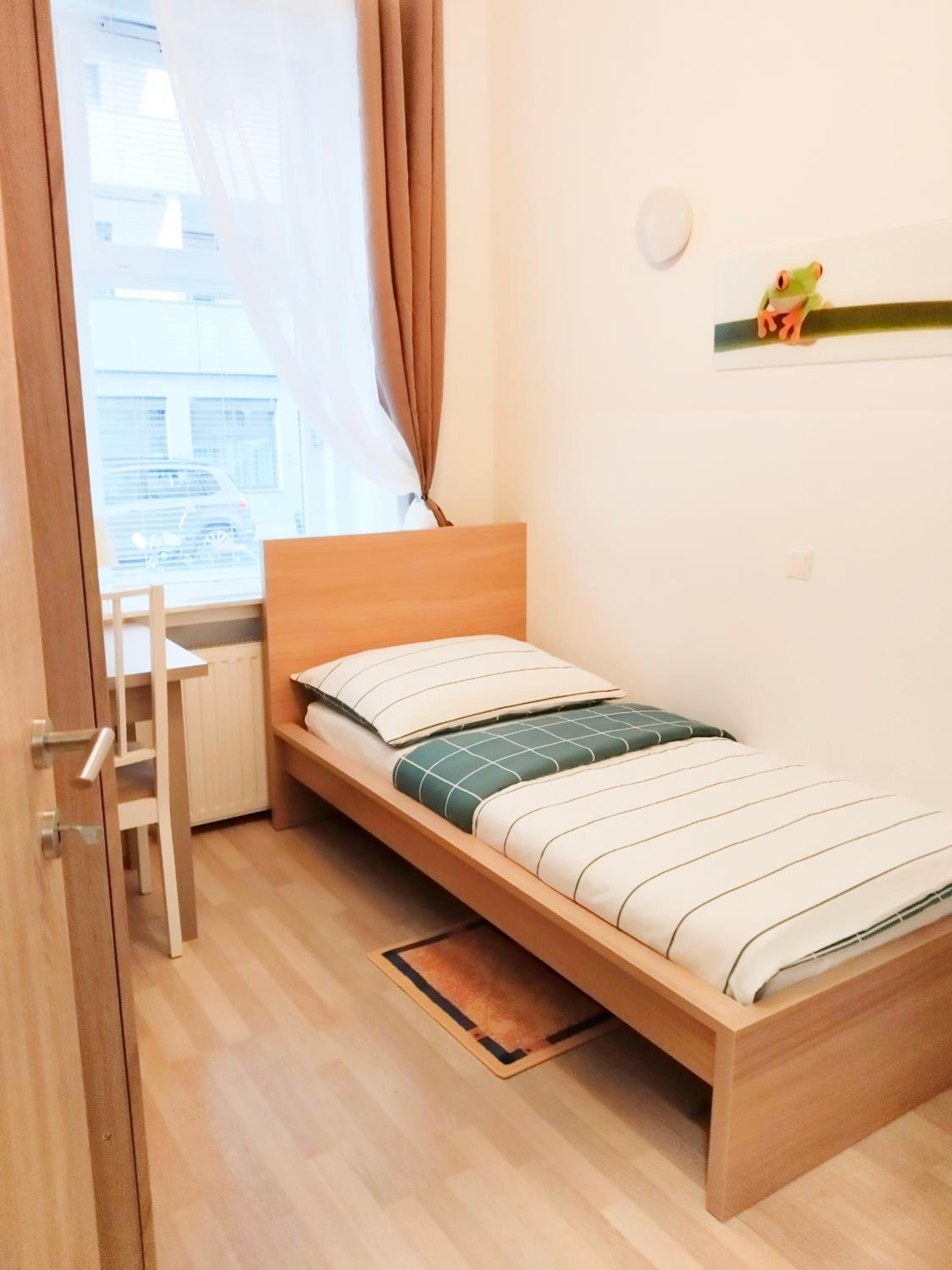FAVORIT-ROOMS , direkt Metro connection U1 to Centralstation , City-Center and Airport
