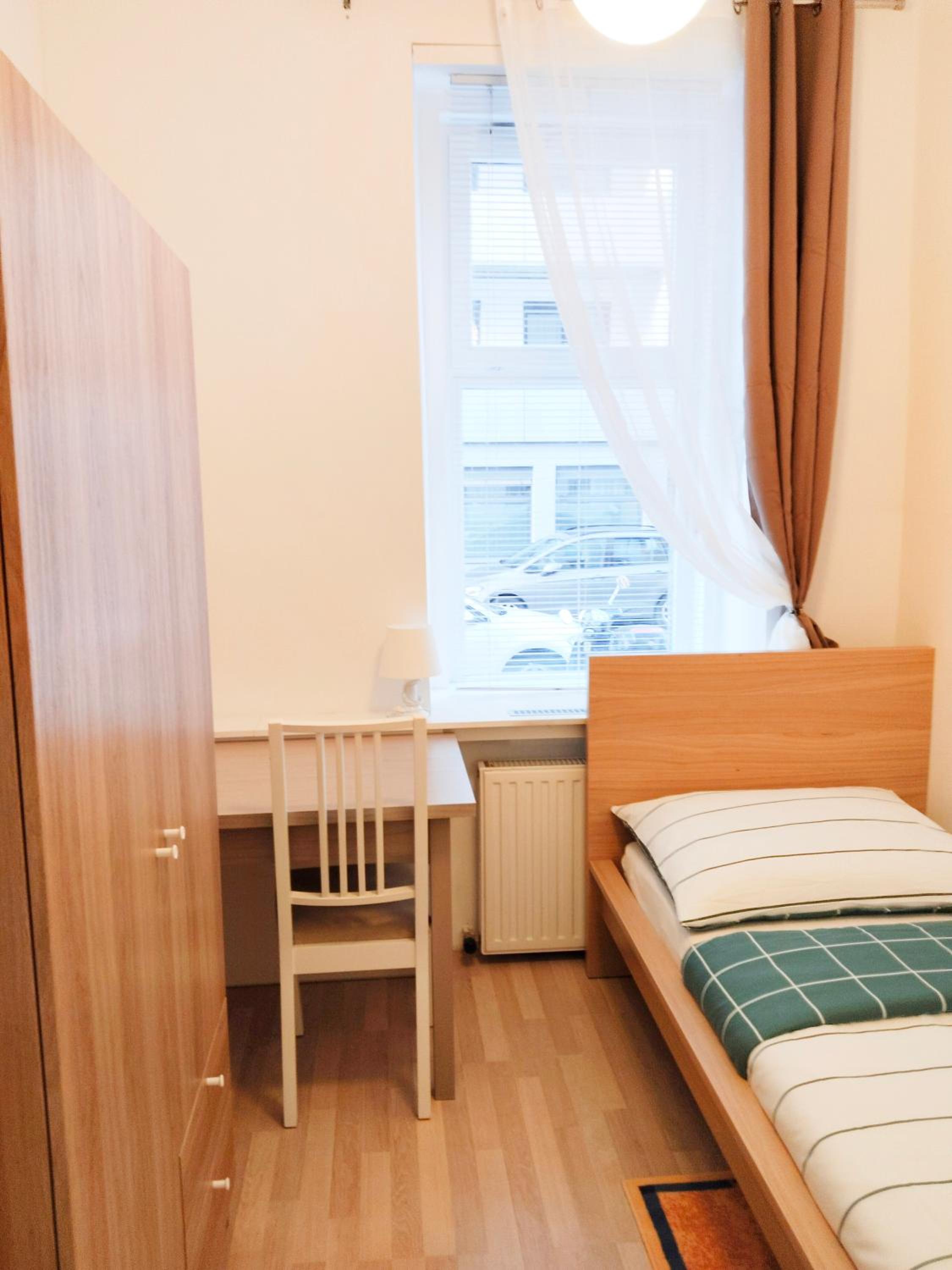 FAVORIT-ROOMS , direkt Metro connection U1 to Centralstation , City-Center and Airport
