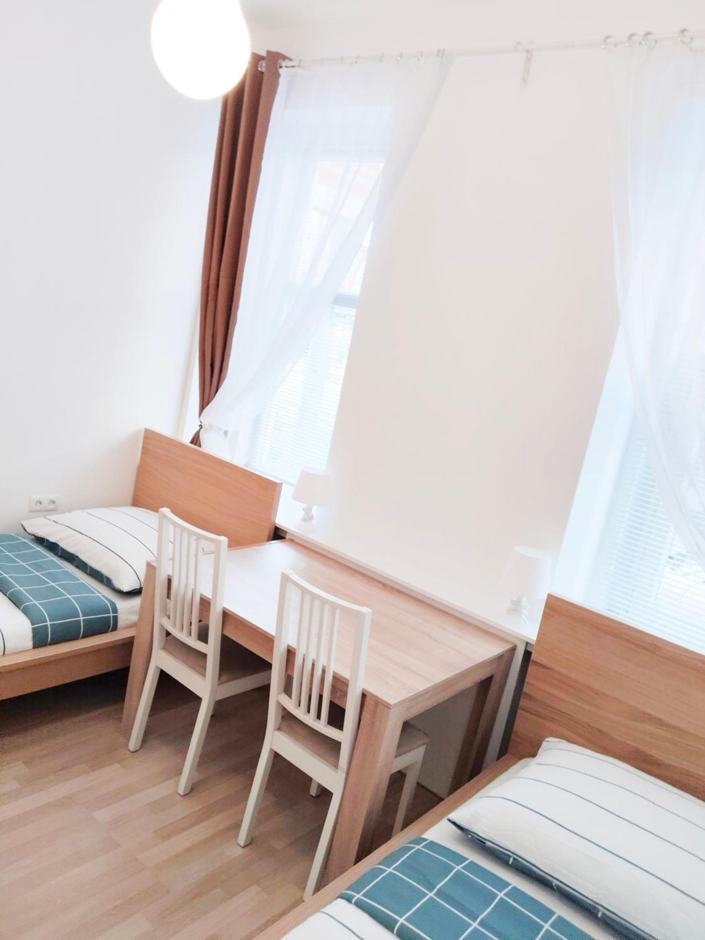 FAVORIT-ROOMS , direkt Metro connection U1 to Centralstation , City-Center and Airport