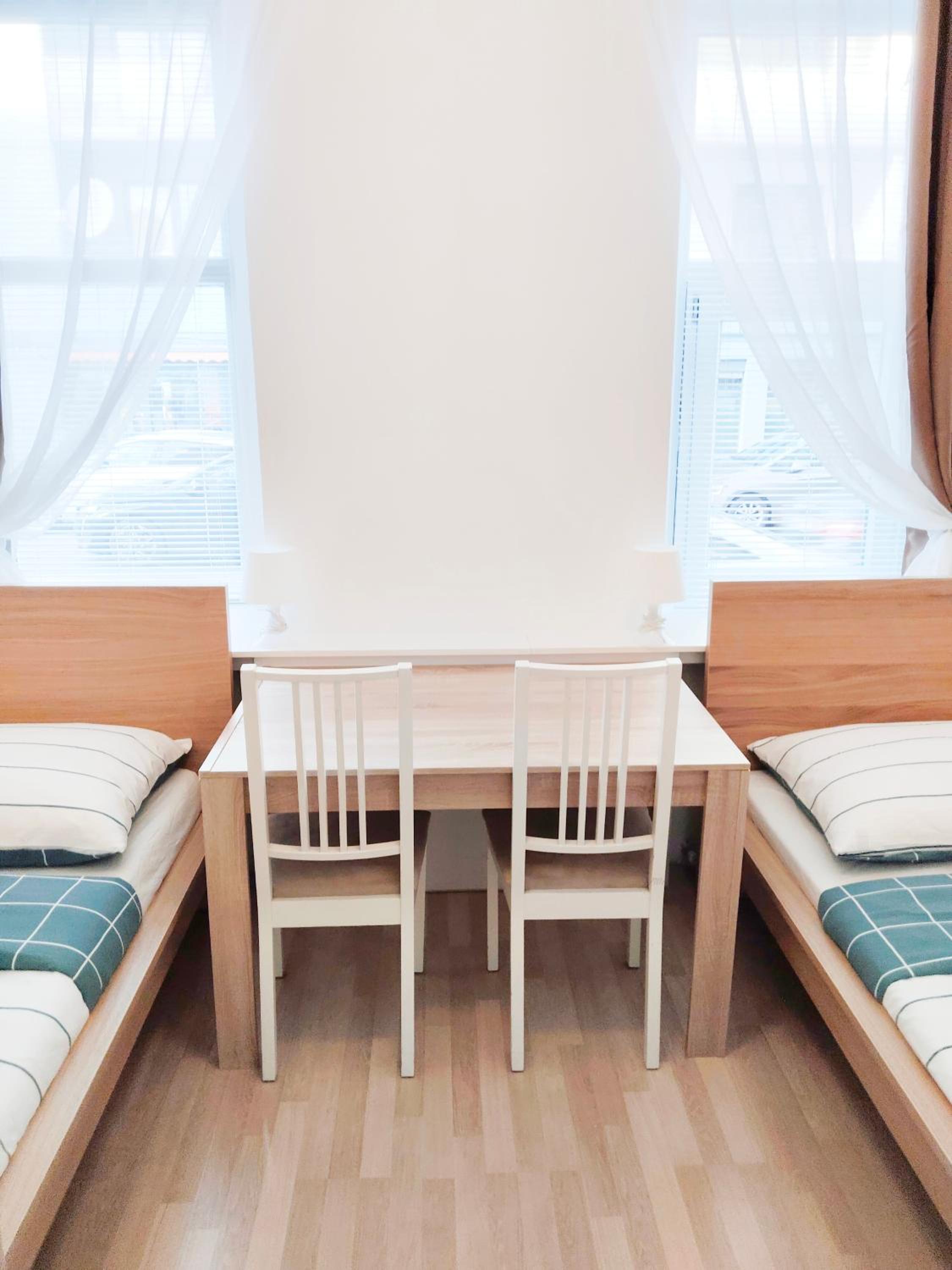 FAVORIT-ROOMS , direkt Metro connection U1 to Centralstation , City-Center and Airport