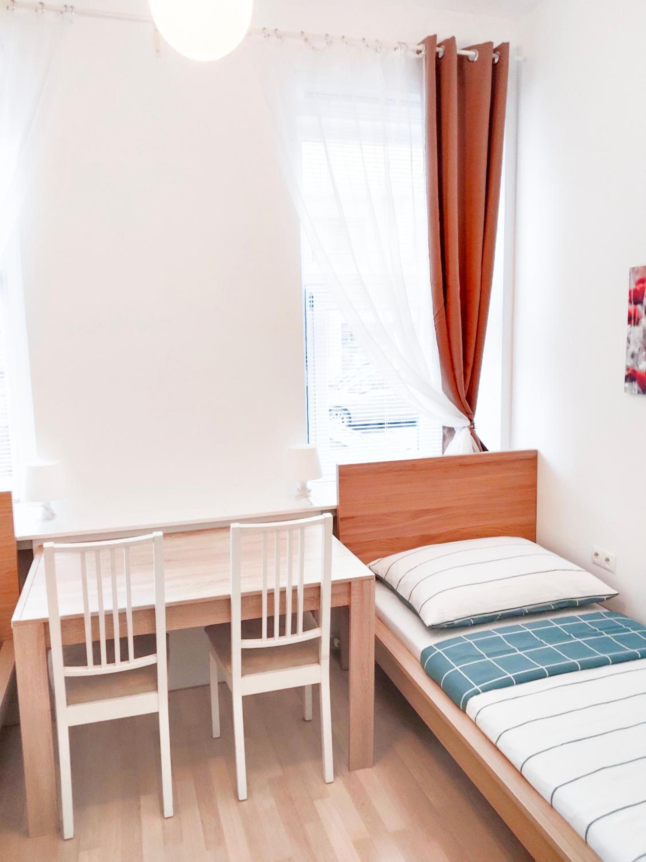 FAVORIT-ROOMS , direkt Metro connection U1 to Centralstation , City-Center and Airport