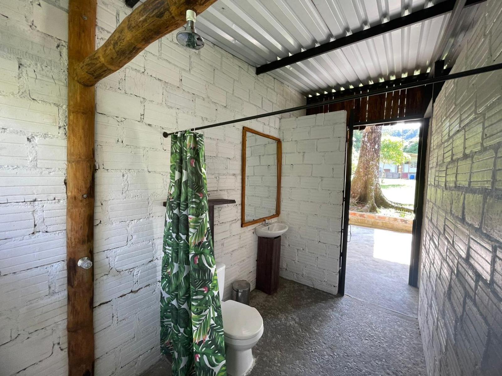 Cabaña Kurunchu en el paso de los micos
