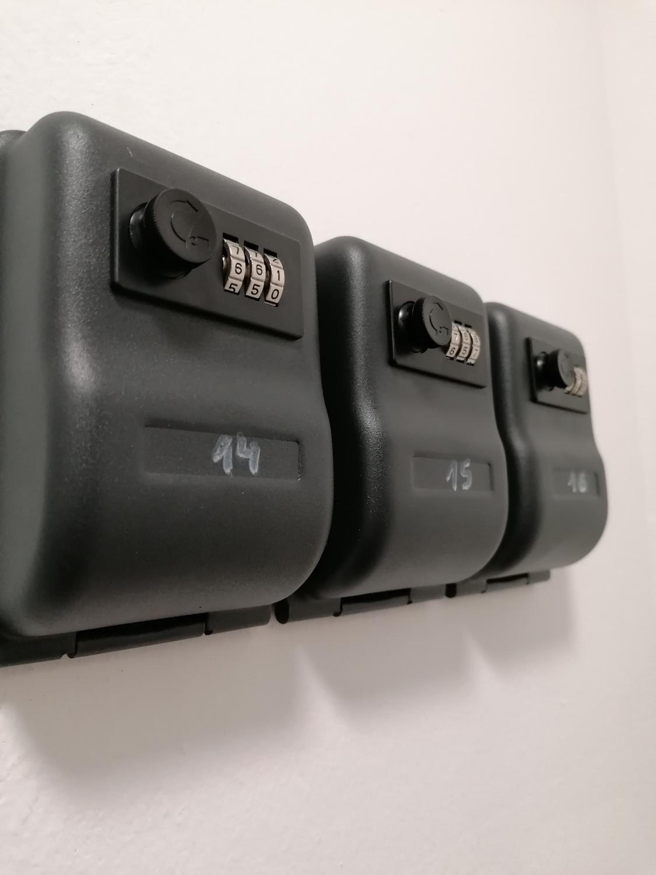 FAVORIT-ROOMS , direkt Metro connection U1 to Centralstation , City-Center and Airport