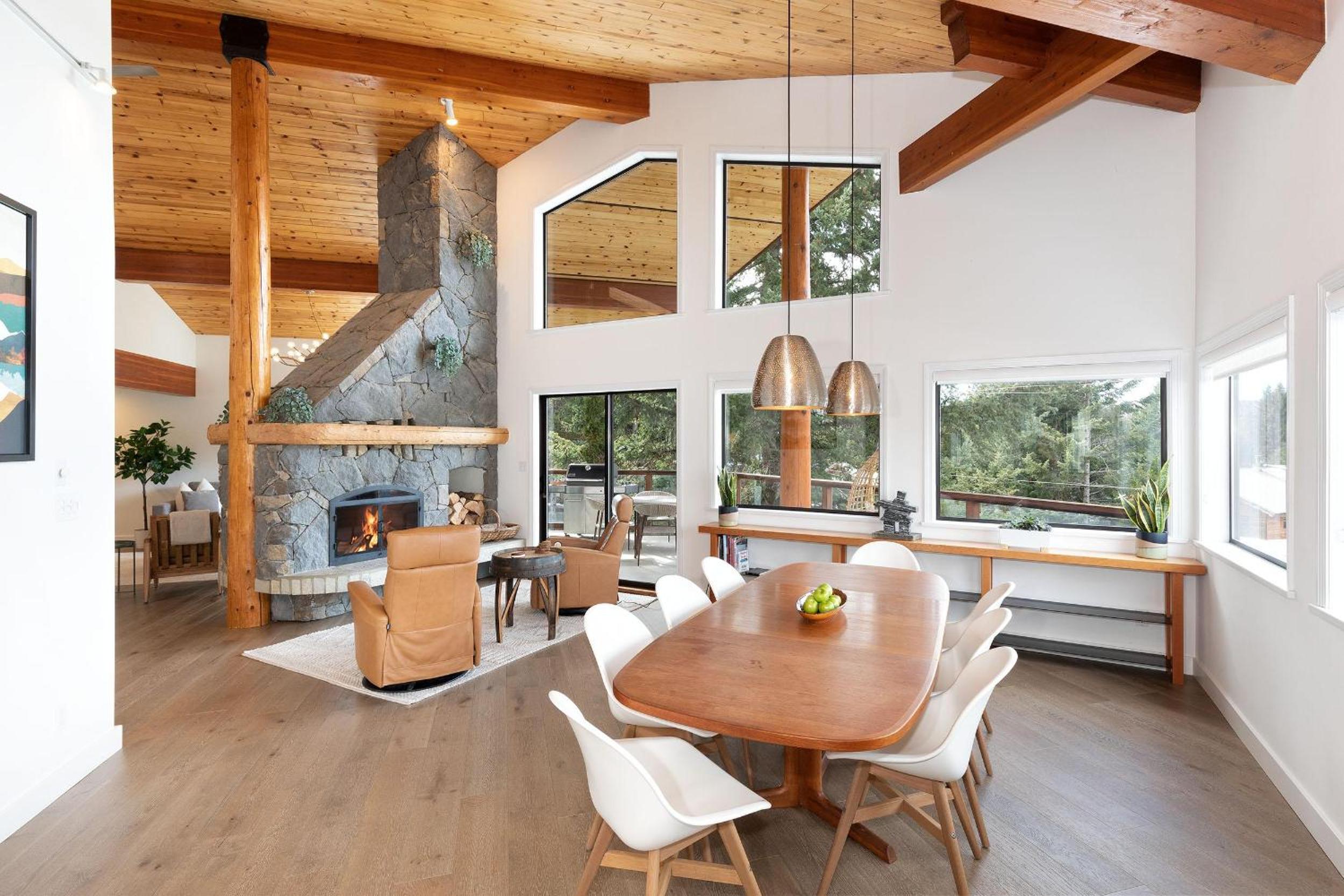 White Gold Chalet - Spacious Family-Friendly Chalet, Hot Tub, Mountain Views, Log Fireplace