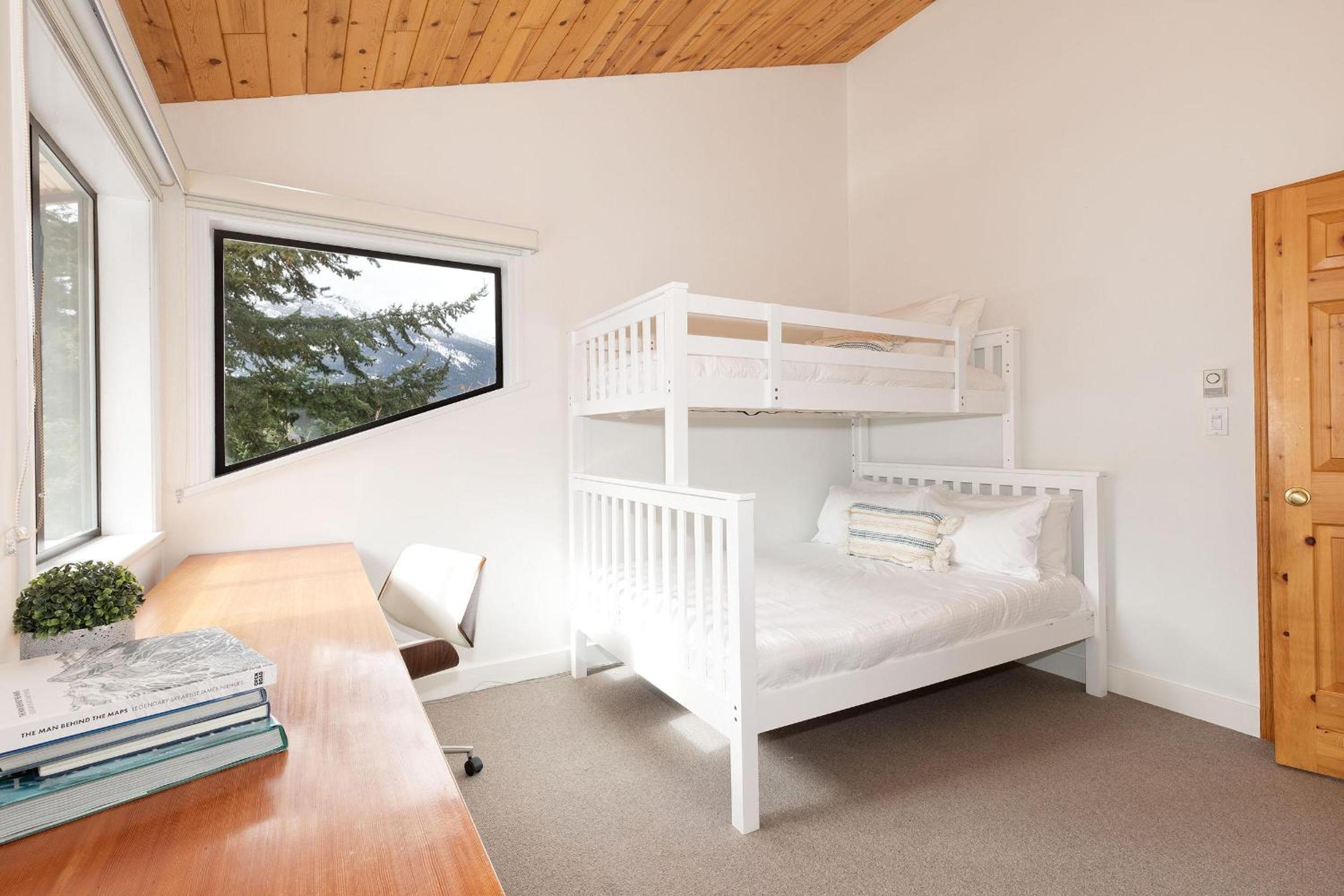White Gold Chalet - Spacious Family-Friendly Chalet, Hot Tub, Mountain Views, Log Fireplace