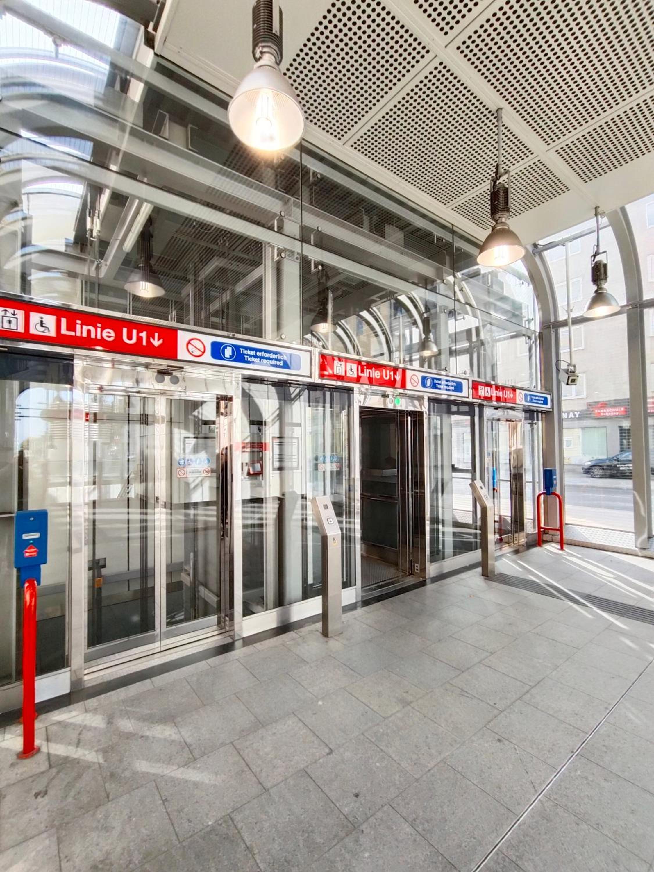 FAVORIT-ROOMS , direkt Metro connection U1 to Centralstation , City-Center and Airport