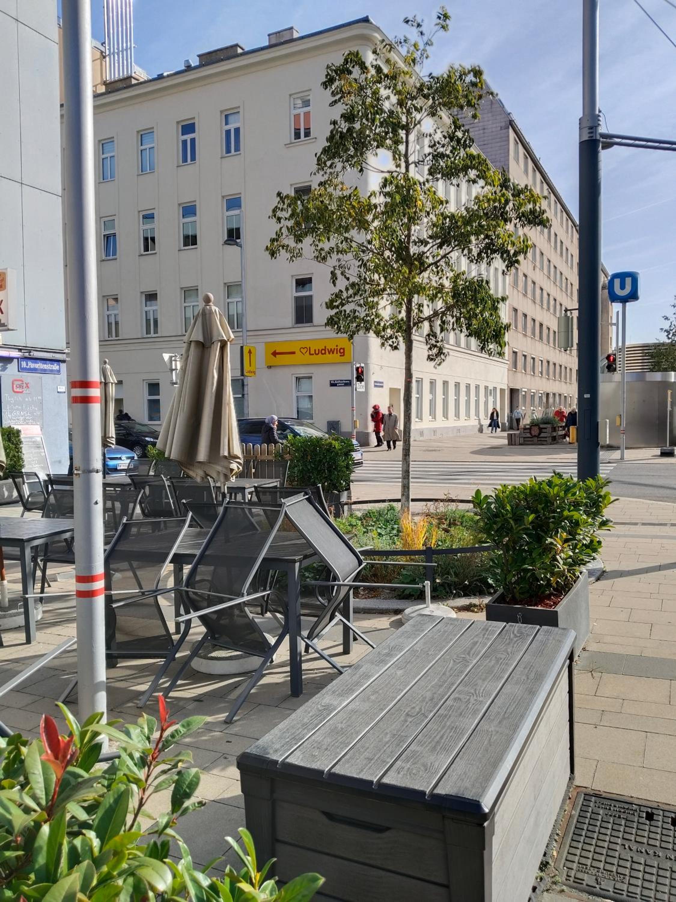 FAVORIT-ROOMS , direkt Metro connection U1 to Centralstation , City-Center and Airport