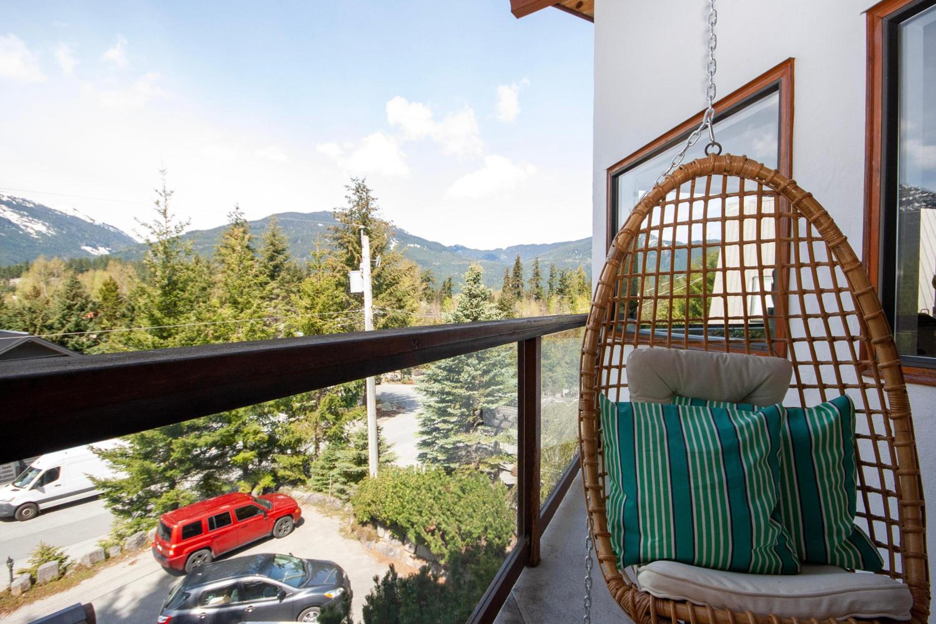 White Gold Chalet - Spacious Family-Friendly Chalet, Hot Tub, Mountain Views, Log Fireplace