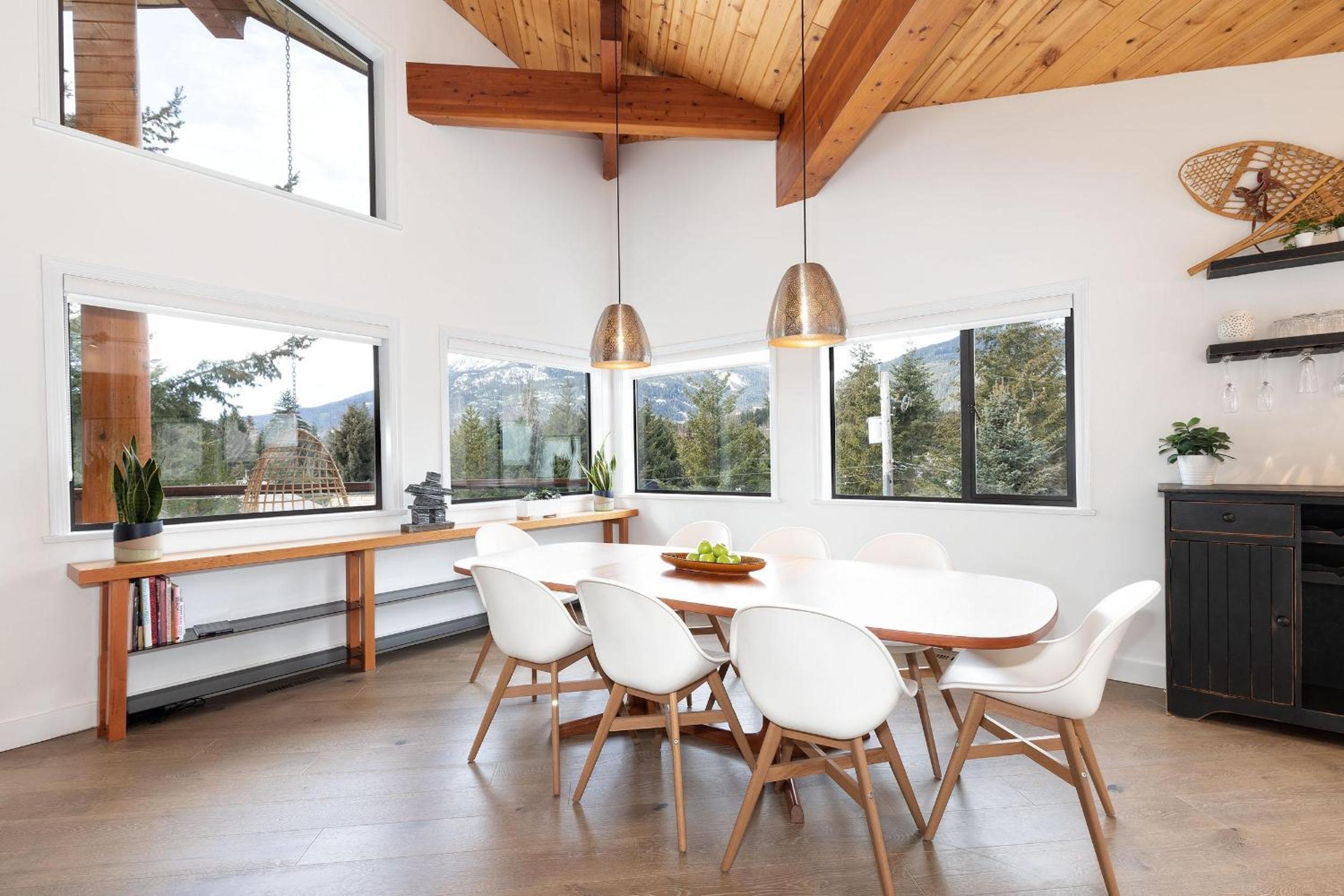 White Gold Chalet - Spacious Family-Friendly Chalet, Hot Tub, Mountain Views, Log Fireplace