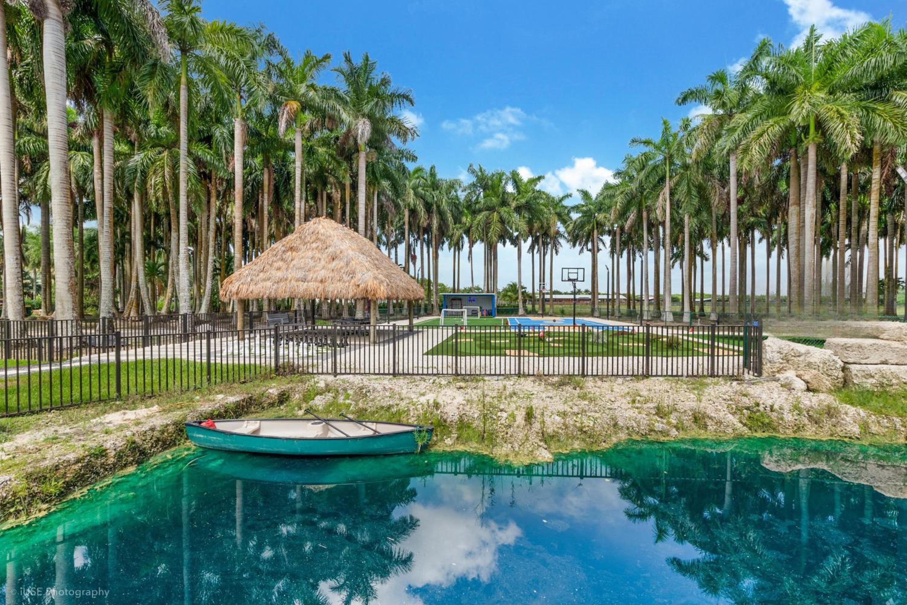 Island Paradise - Pickleball, Football, Pool Bliss L61
