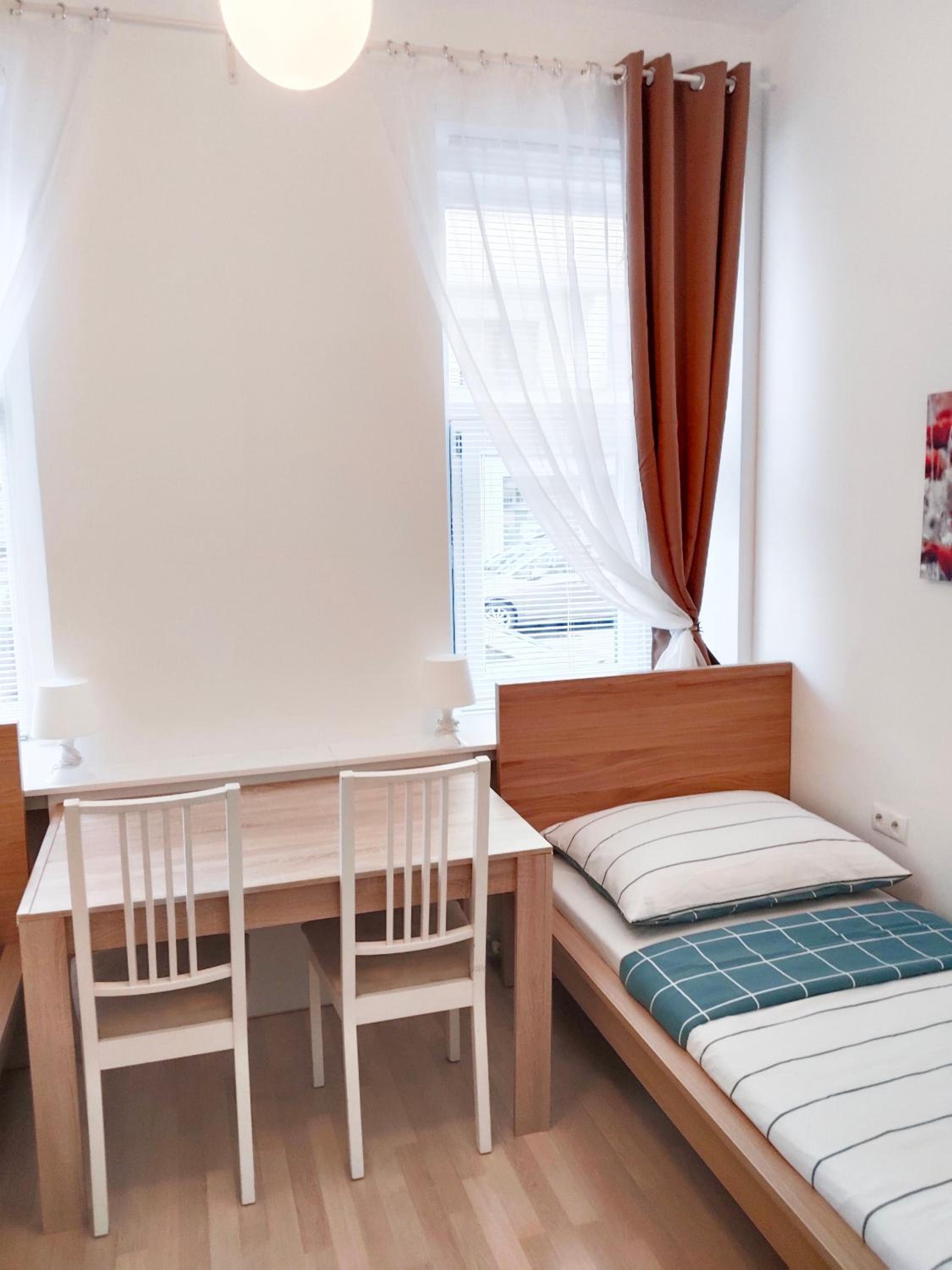 FAVORIT-ROOMS , direkt Metro connection U1 to Centralstation , City-Center and Airport