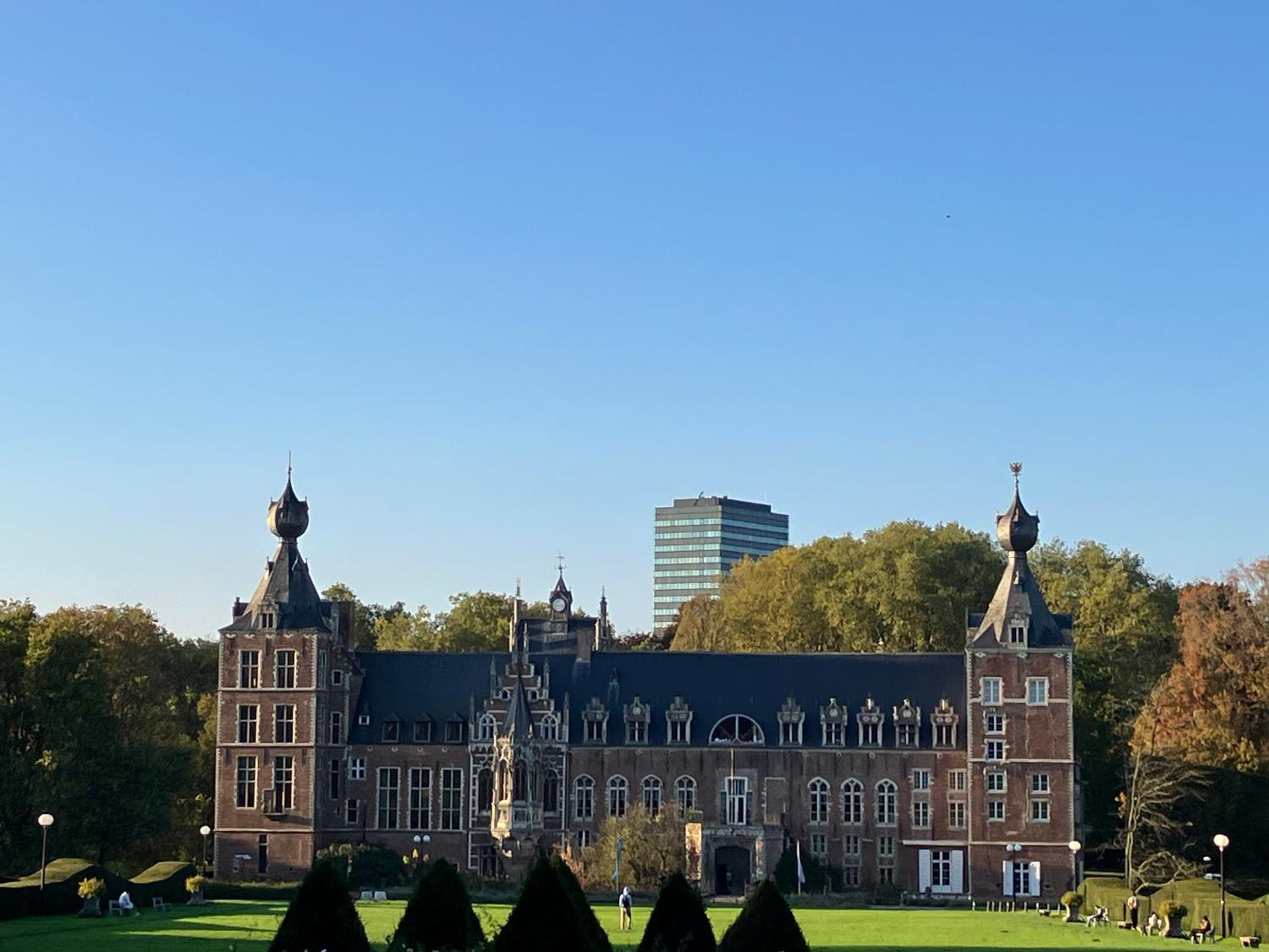 Next to Arenberg castle Leuven, 3 bedroom apartment with garage