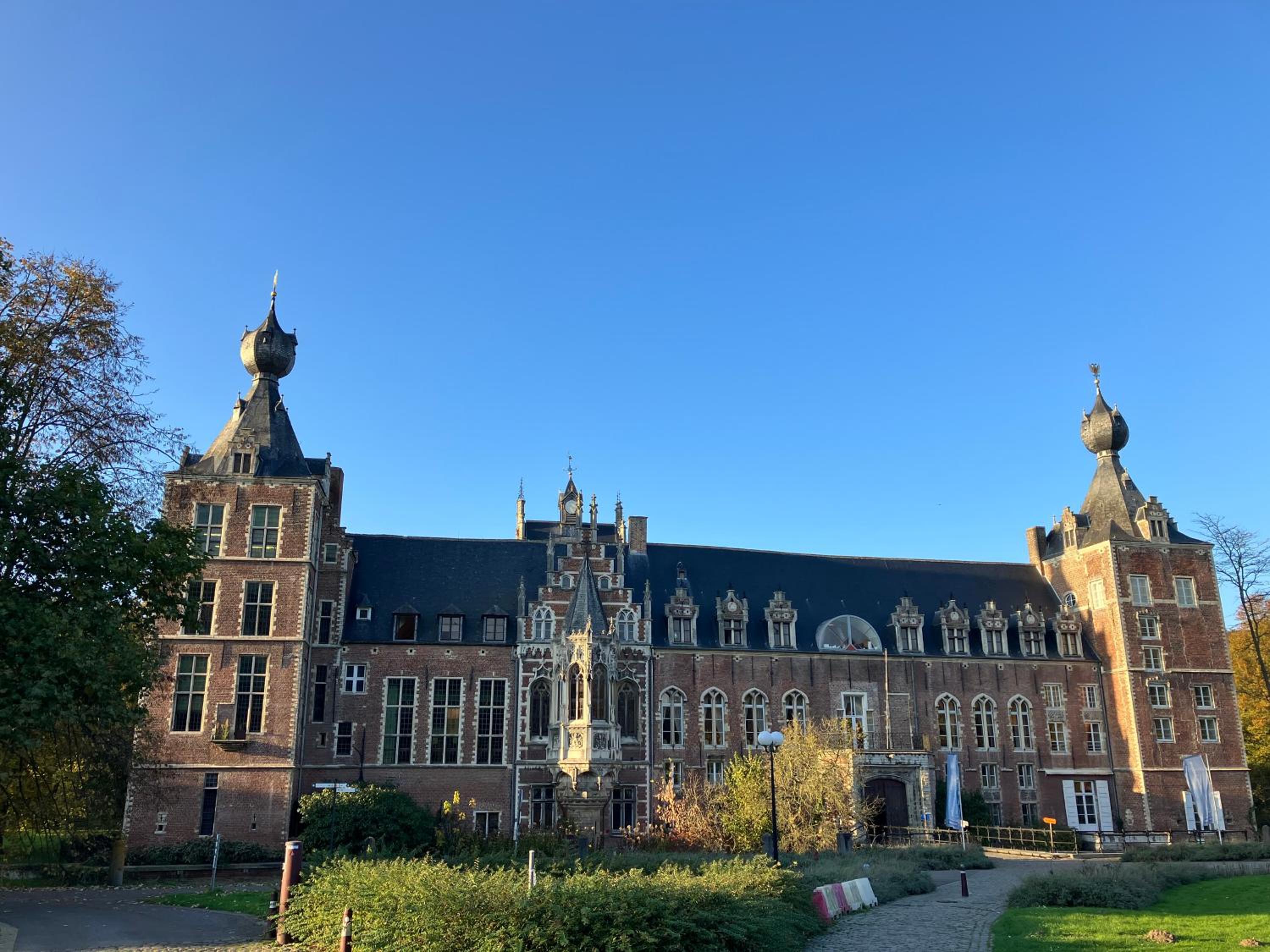 Next to Arenberg castle Leuven, 3 bedroom apartment with garage