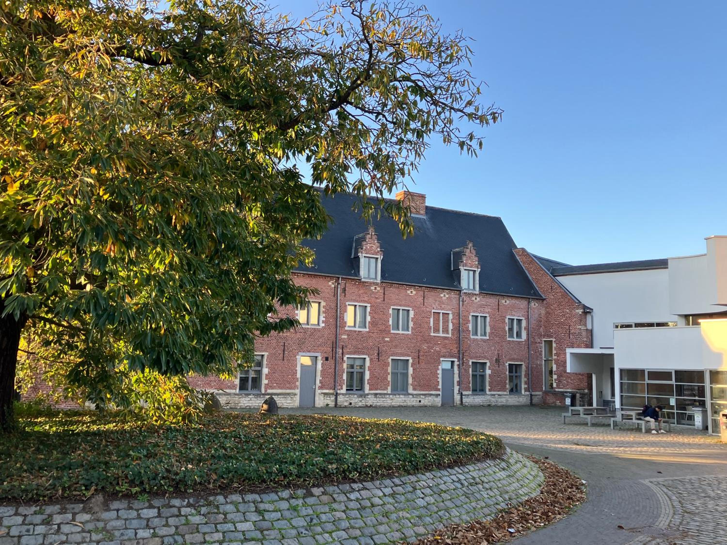 Next to Arenberg castle Leuven, 3 bedroom apartment with garage