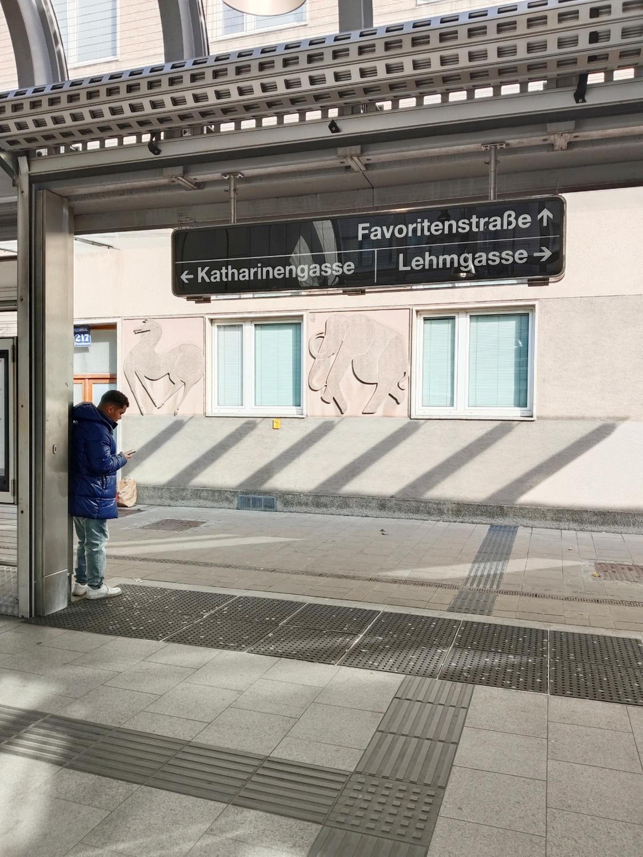 FAVORIT-ROOMS , direkt Metro connection U1 to Centralstation , City-Center and Airport