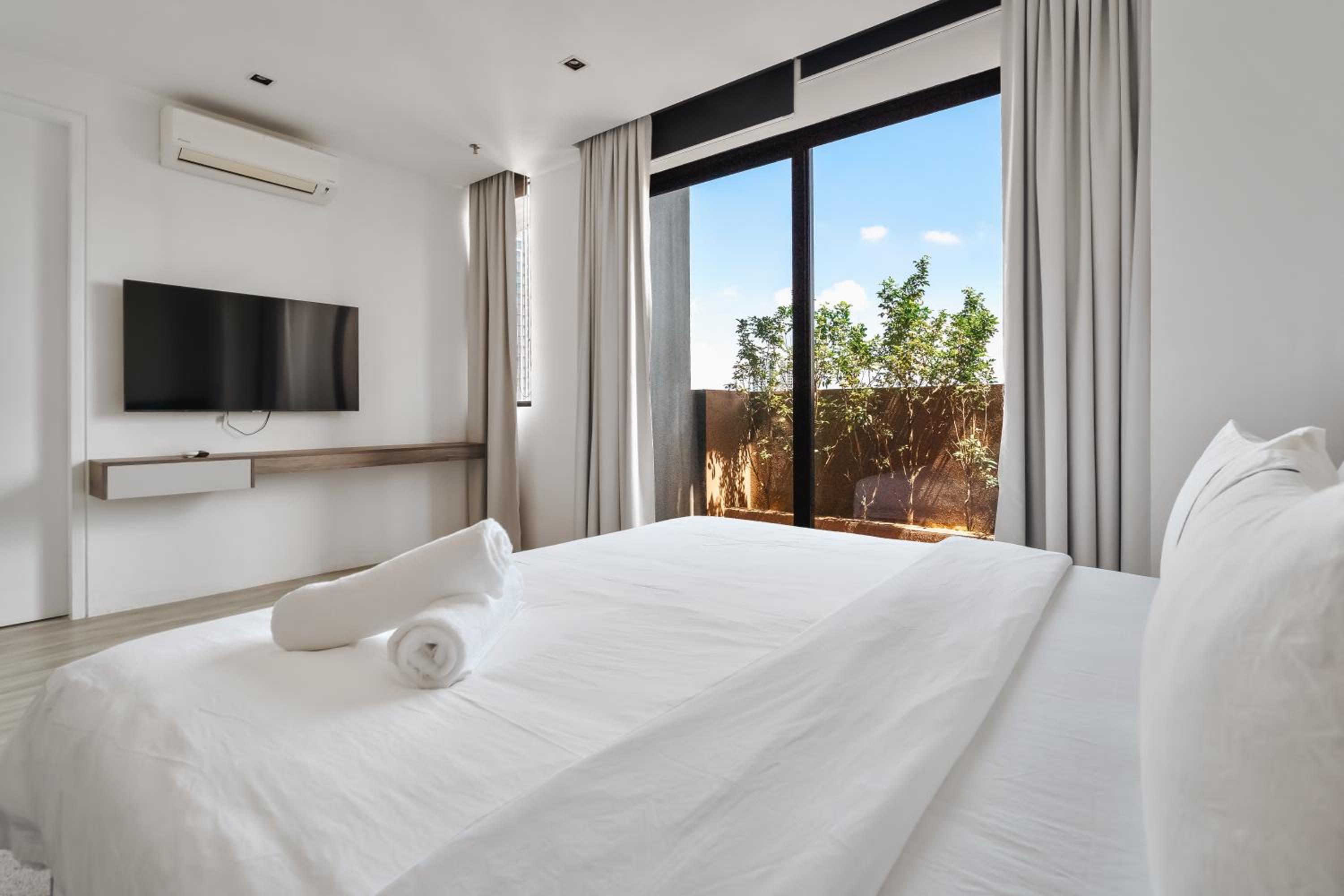 2BR Urban Oasis near Tropicana Golf Course photo 3