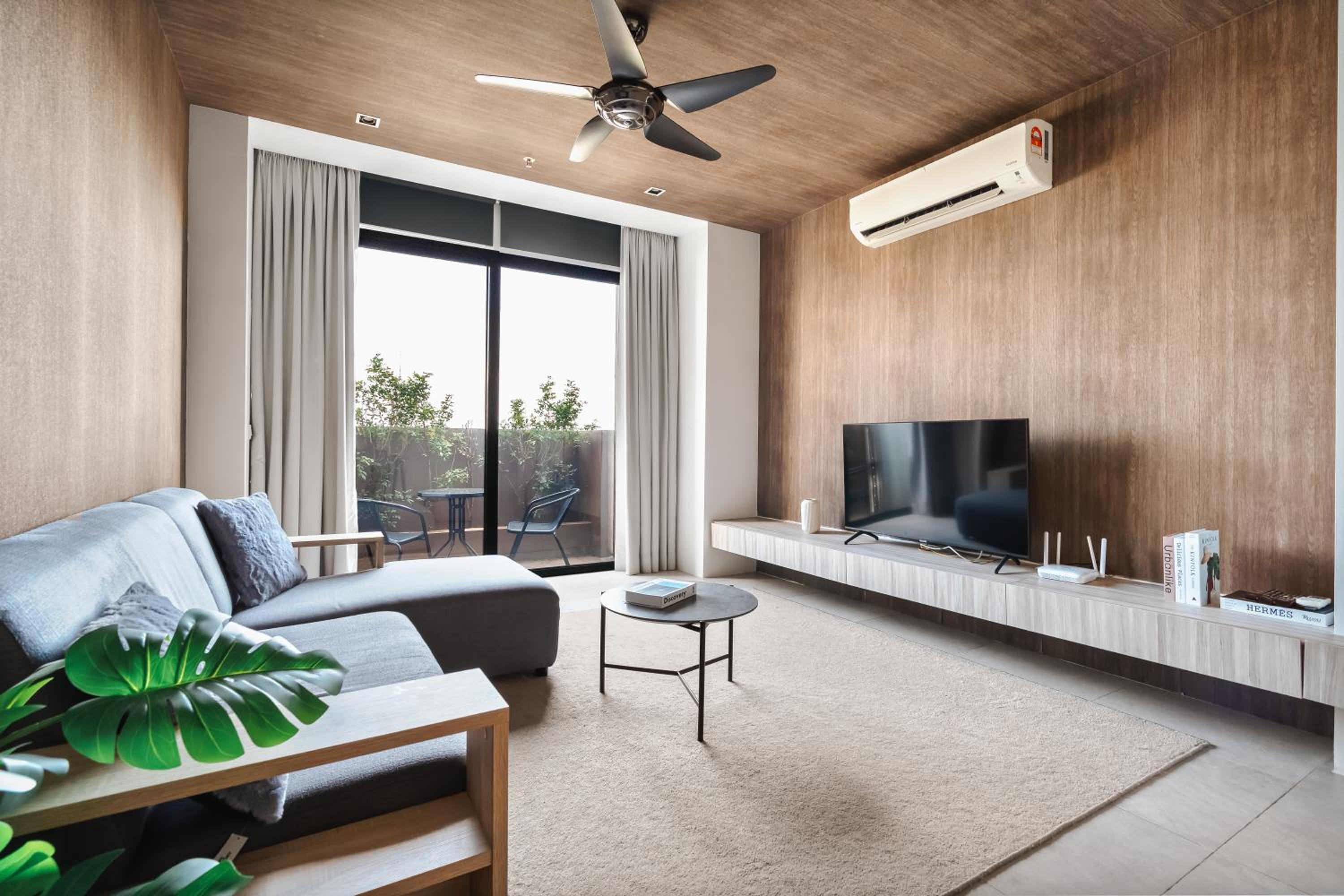 2BR Urban Oasis near Tropicana Golf Course photo 1