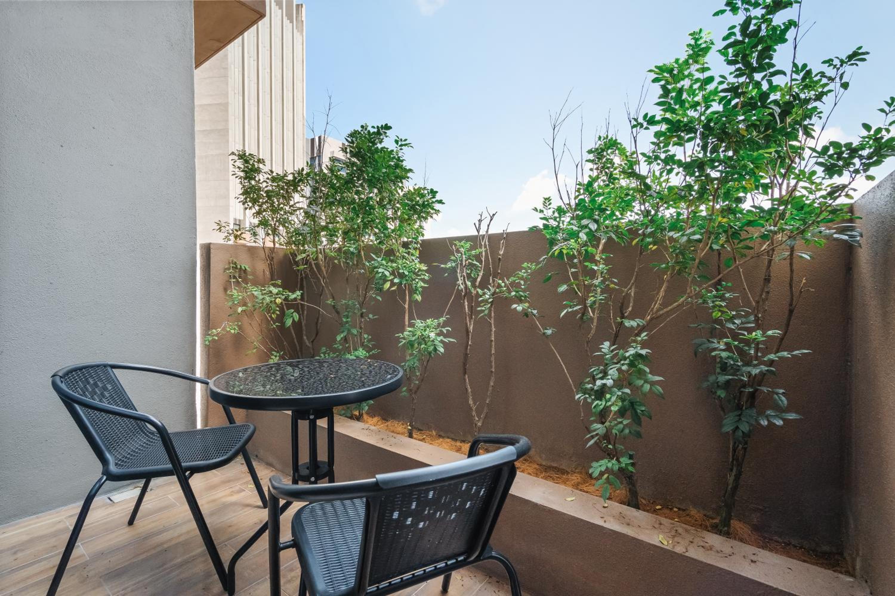 2BR Urban Oasis near Tropicana Golf Course photo 2