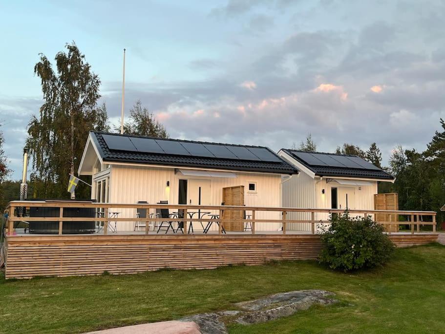 Eget hus med badtunna i skärgårdsmiljö