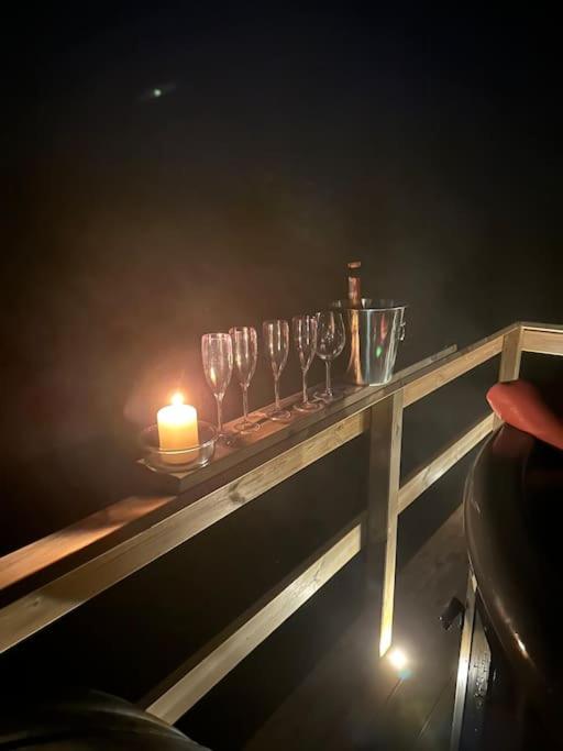Eget hus med badtunna i skärgårdsmiljö