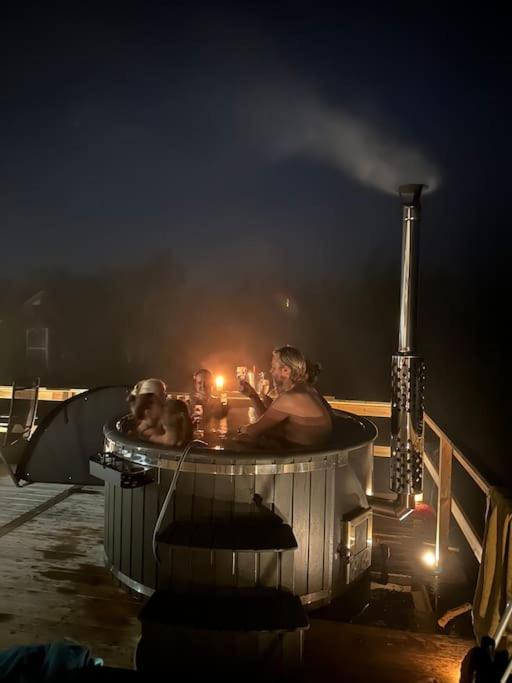 Eget hus med badtunna i skärgårdsmiljö
