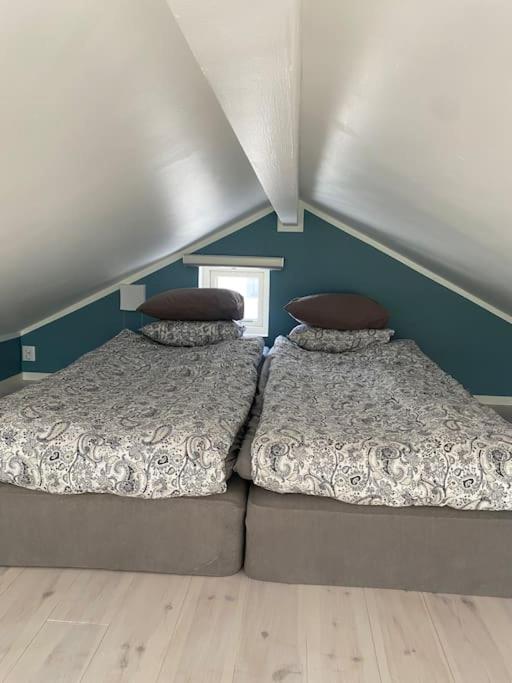 Eget hus med badtunna i skärgårdsmiljö